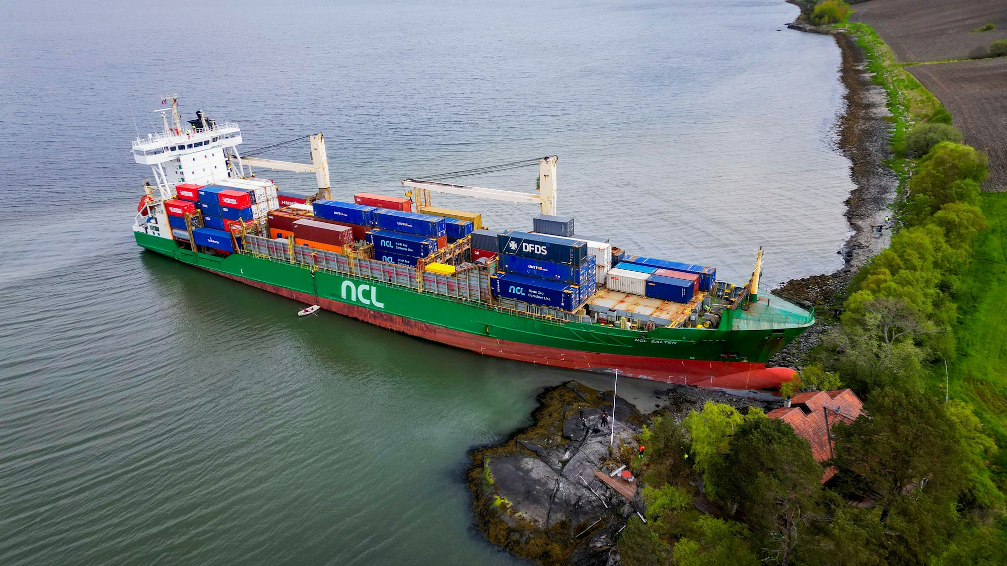 Ein 135 Meter langes Containerschiff ist im Trondheimsfjord bei Byneset auf Grund gelaufen.