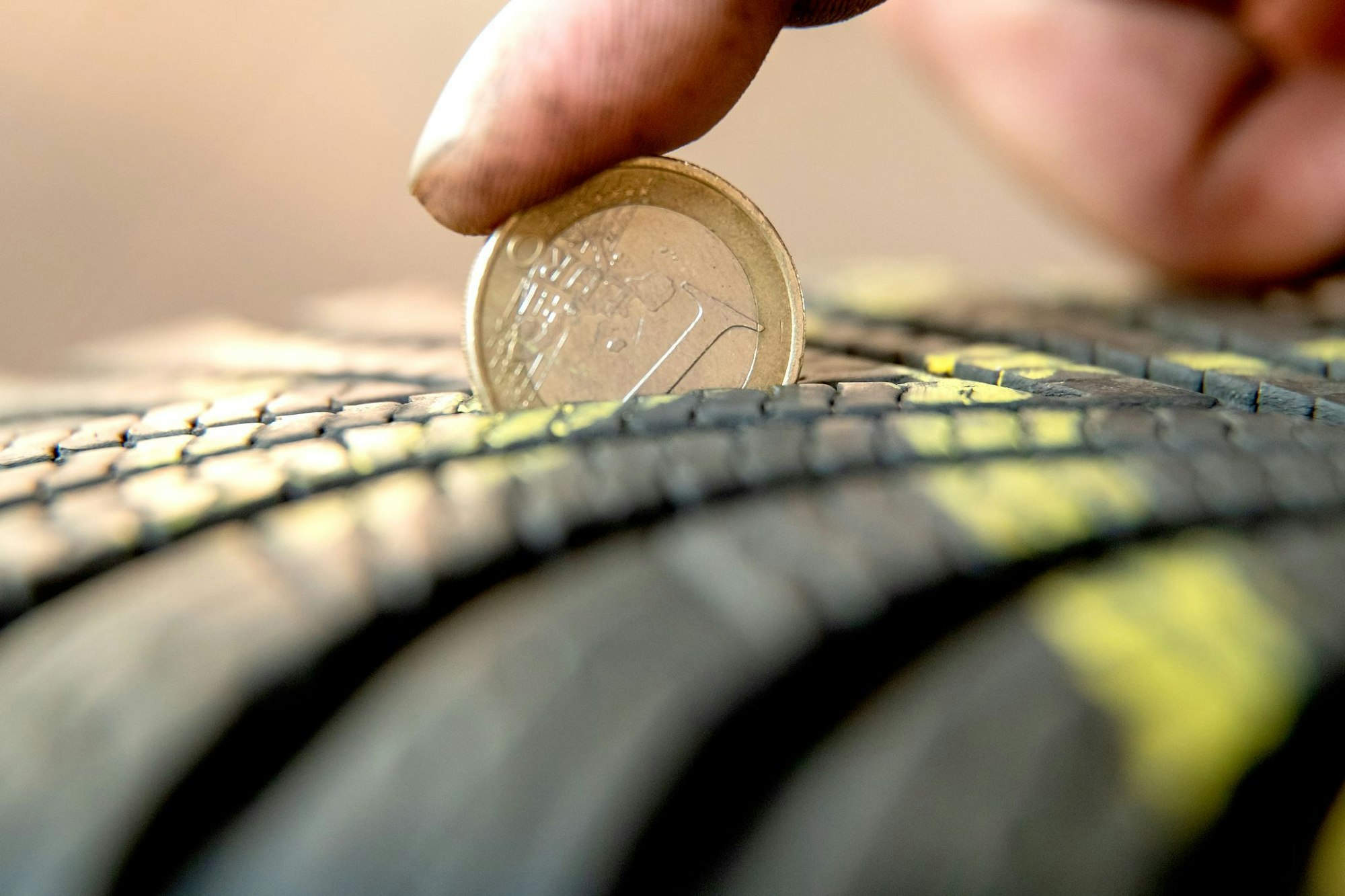 Reif für die Reise? – Mindestens vier Millimeter Profil und korrekter Luftdruck sind für die Sommerfahrt besonders wichtig.