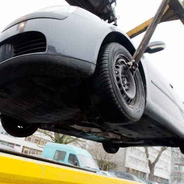 ARCHIV - 20.01.2014, Niedersachsen, Hannover: Kostenintensiv und zeitaufwendig: Wird das eigene Auto abgeschleppt, wird es unangenehm. (zu dpa: «Falschparker: Wie häufig im Nordosten abgeschleppt wird») Foto: Julian Stratenschulte/dpa/dpa-tmn +++ dpa-Bildfunk +++