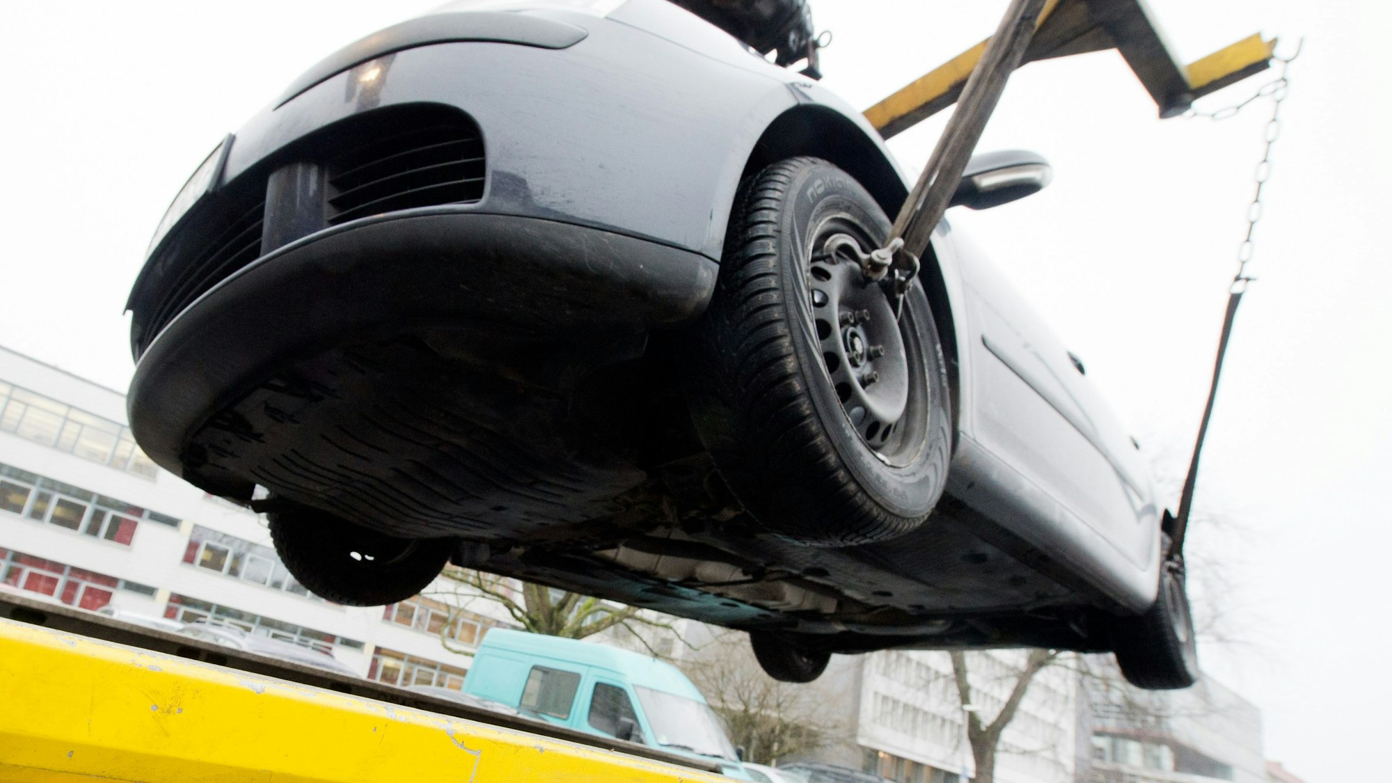 ARCHIV - 20.01.2014, Niedersachsen, Hannover: Kostenintensiv und zeitaufwendig: Wird das eigene Auto abgeschleppt, wird es unangenehm. (zu dpa: «Falschparker: Wie häufig im Nordosten abgeschleppt wird») Foto: Julian Stratenschulte/dpa/dpa-tmn +++ dpa-Bildfunk +++