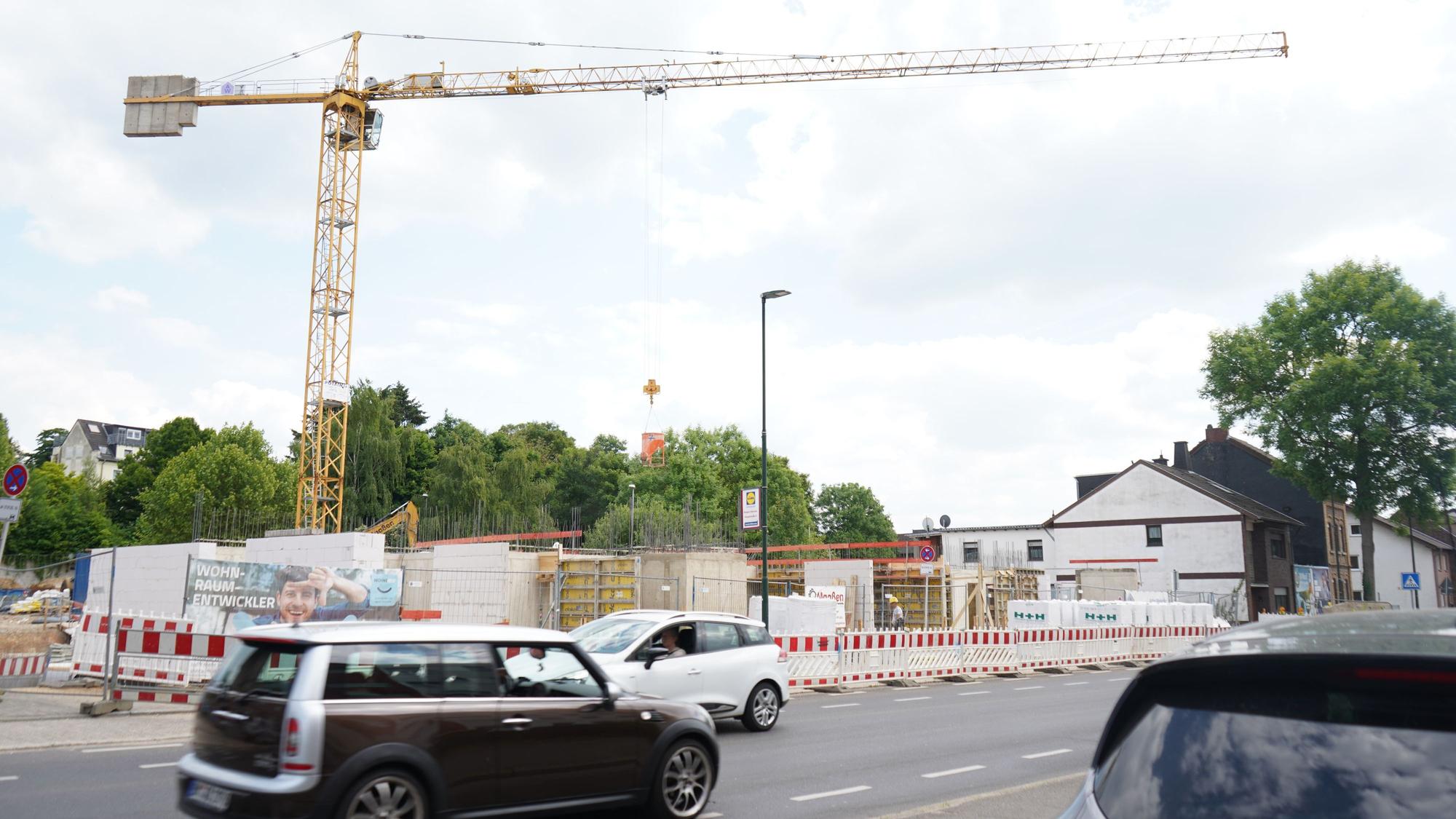 Das Foto zeigt eine Baustelle.