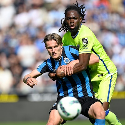 Club Brugge v KAA Gent - Jupiler Pro League Champions Play-Off BRUGGE, BELGIUM - MAY 01 : Vermant Romeo forward of Club Brugge is fighting for the ball with Torunarigha Jordan defender of KAA Gent during the Jupiler Pro League Champions Play-Off match between Club Brugge and KAA Gent on May 1, 2025 in Brugge, Belgium, 01/05/2025 Brugge Belgium PUBLICATIONxNOTxINxFRAxBEL Copyright: xNicoxVereeckenx