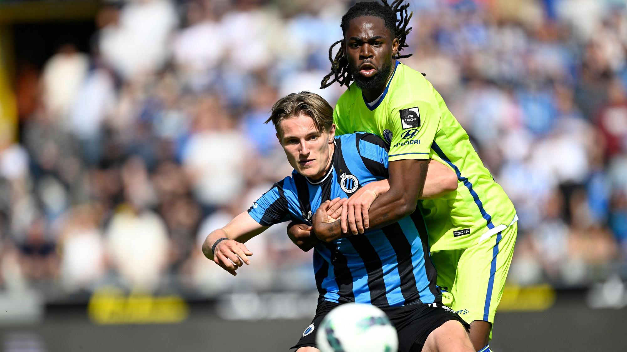 Club Brugge v KAA Gent - Jupiler Pro League Champions Play-Off BRUGGE, BELGIUM - MAY 01 : Vermant Romeo forward of Club Brugge is fighting for the ball with Torunarigha Jordan defender of KAA Gent during the Jupiler Pro League Champions Play-Off match between Club Brugge and KAA Gent on May 1, 2025 in Brugge, Belgium, 01/05/2025 Brugge Belgium PUBLICATIONxNOTxINxFRAxBEL Copyright: xNicoxVereeckenx
