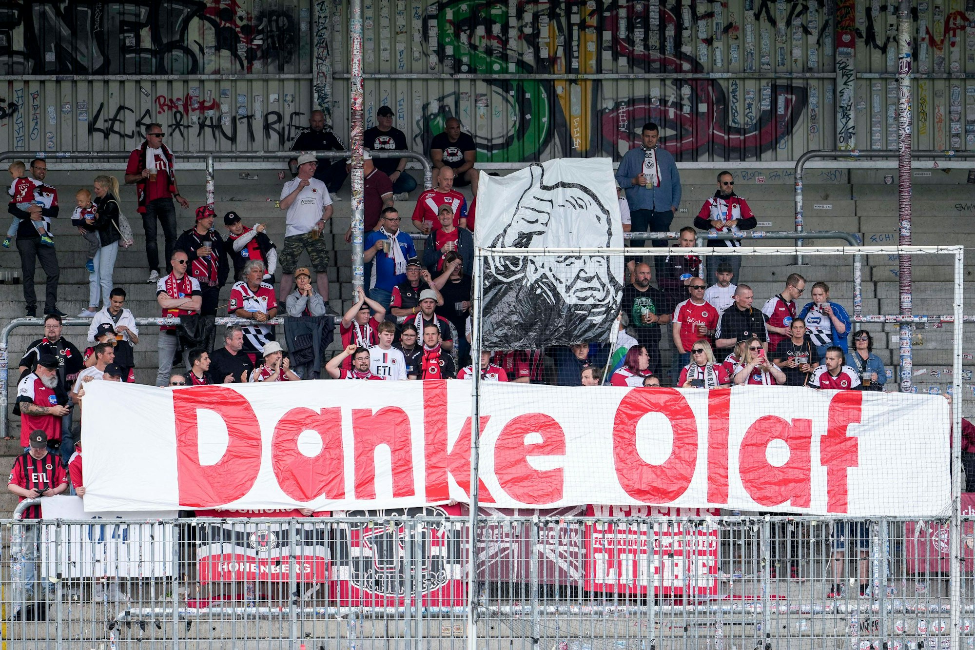 Die Fans vom FC Viktoria Köln 1904 zeigen in der Fankurve ein Banner, Spruchband mit der Aufschrift: Danke Olaf, Fans, Ultras Publikum, Zuschauer, Stimmung, Atmosphäre, Stadion, Dankeschön an den scheidenden Trainer Olaf Janßen Janssen, Trainer, Cheftrainer, Viktoria, nicht im Bild, 17.05.2025, Sandhausen Deutschland, Fussball, 3. Liga, SV Sandhausen - FC Viktoria Köln, DFB/DFL REGULATIONS PROHIBIT ANY USE OF PHOTOGRAPHS AS IMAGE SEQUENCES AND/OR QUASI-VIDEO. *** The fans of FC Viktoria Köln 1904 show a banner in the fan curve, banner with the inscription Thank you Olaf, fans, Ultras audience, spectators, mood, atmosphere, stadium, thank you to the outgoing coach Olaf Janßen Janssen, Coach, Head Coach, Viktoria, not in picture , 17 05 2025, Sandhausen Germany , Football, 3 Liga, SV Sandhausen FC Viktoria Köln, DFB DFL REGULATIONS PROHIBIT ANY USE OF PHOTOGRAPHS AS IMAGE SEQUENCES AND OR QUASI VIDEO xozx