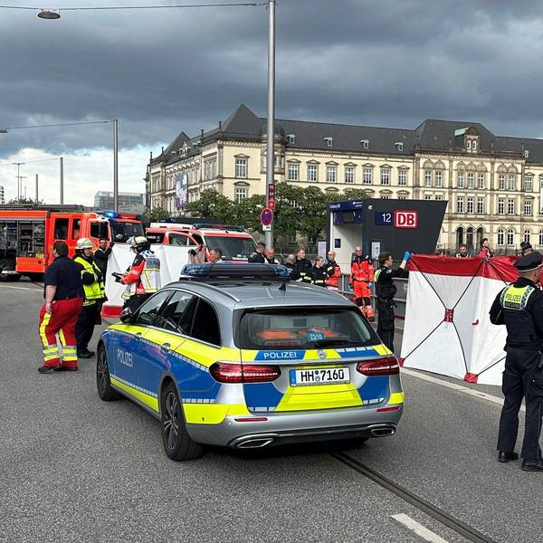 23.05.2025, Hamburg: recrop - Polizei im Einsatz nahe des Tatorts. Bei einem Messerangriff im Hamburger Hauptbahnhof sind mehrere Menschen schwer verletzt worden. Das berichteten Augenzeugen.