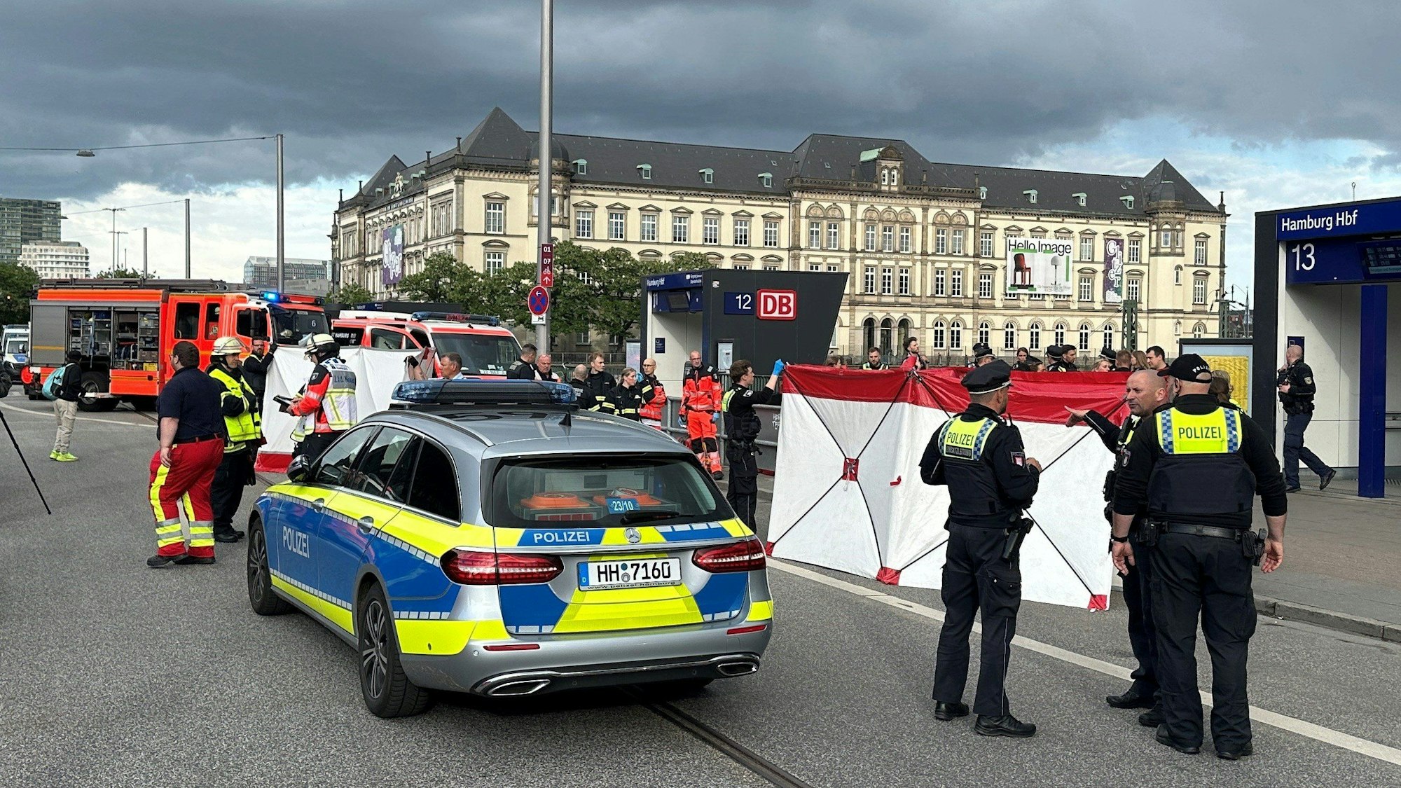 23.05.2025, Hamburg: recrop - Polizei im Einsatz nahe des Tatorts. Bei einem Messerangriff im Hamburger Hauptbahnhof sind mehrere Menschen schwer verletzt worden. Das berichteten Augenzeugen.