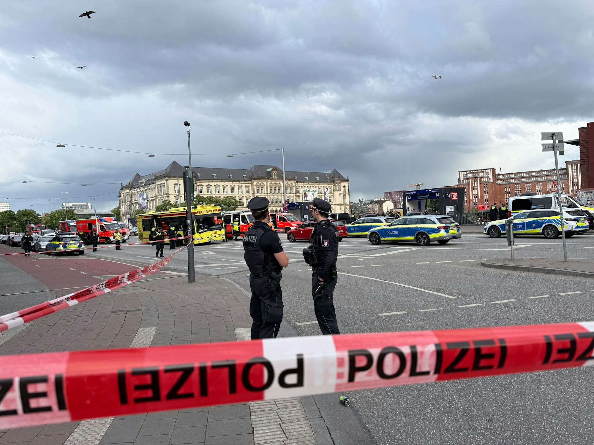 Der Hamburger Hauptbahnhof ist nach dem Messerangriff weiträumig abgesperrt.