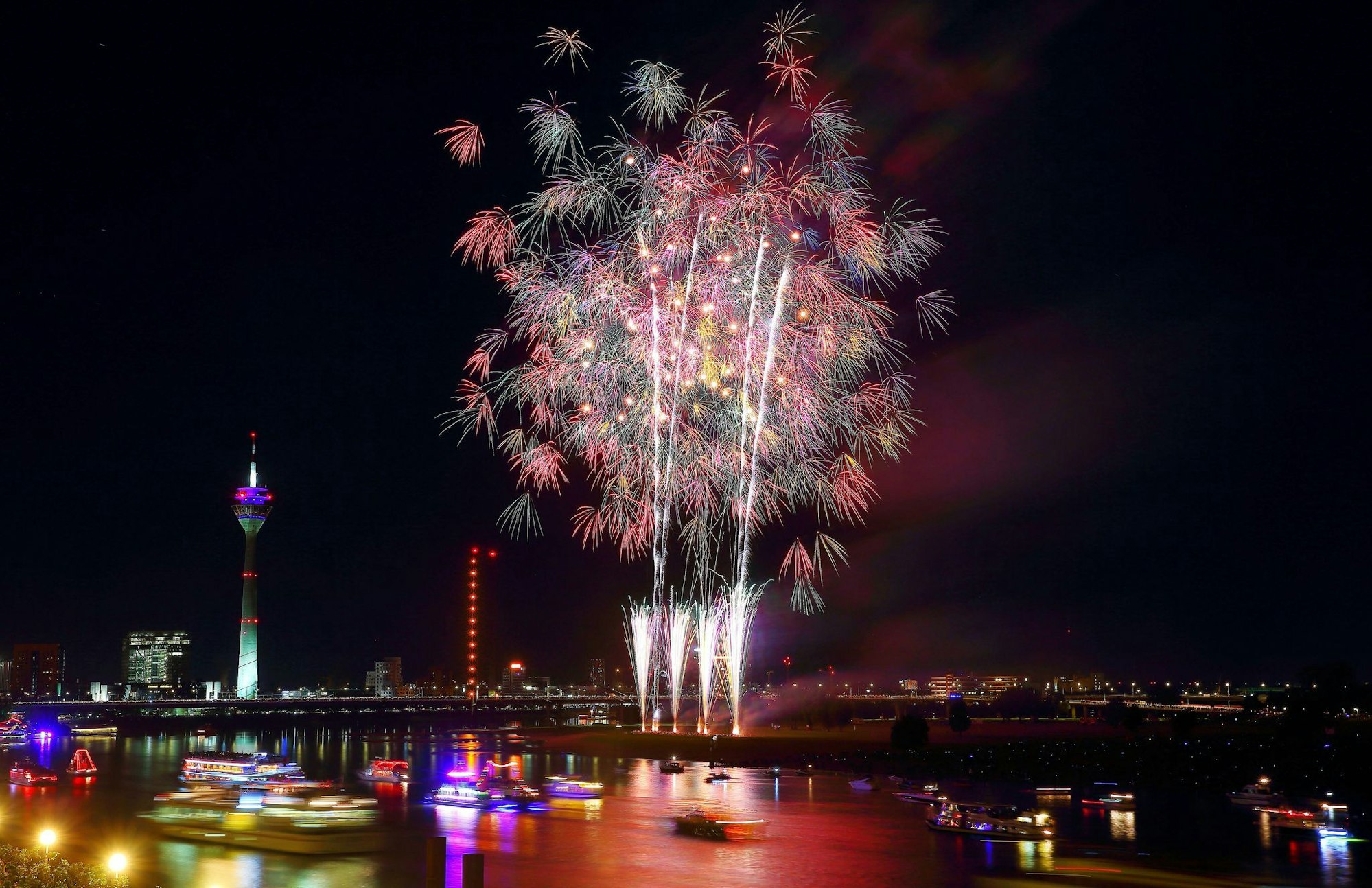 Der Höhepunkt des Japan-Tages in Düsseldorf ist das japanische Feuerwerk. (Archivbild)