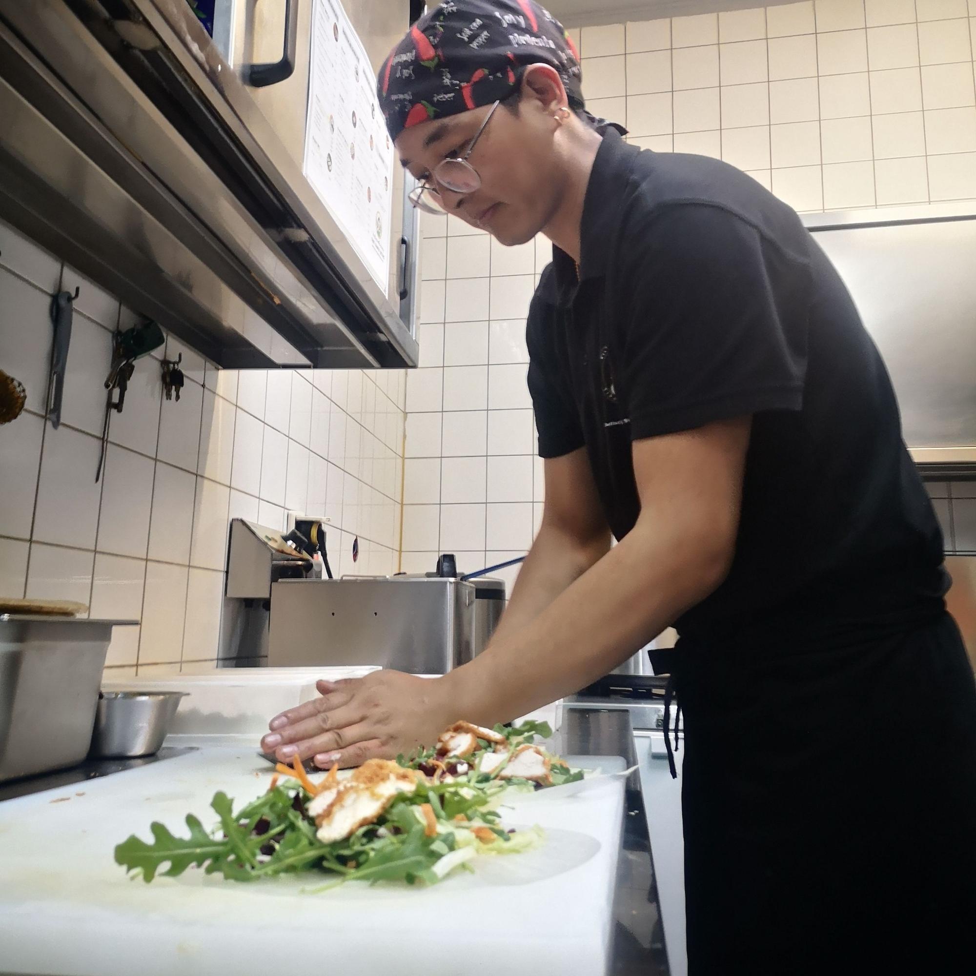 Demey Lobsang bereitet Sommerrollen zu.