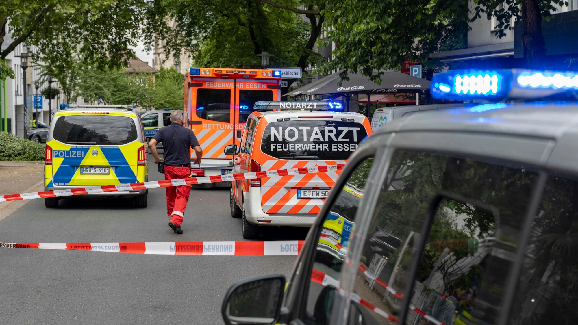 23.05.2025, Nordrhein-Westfalen, Essen: Einsatzfahrzeuge stehen auf einer Straße.