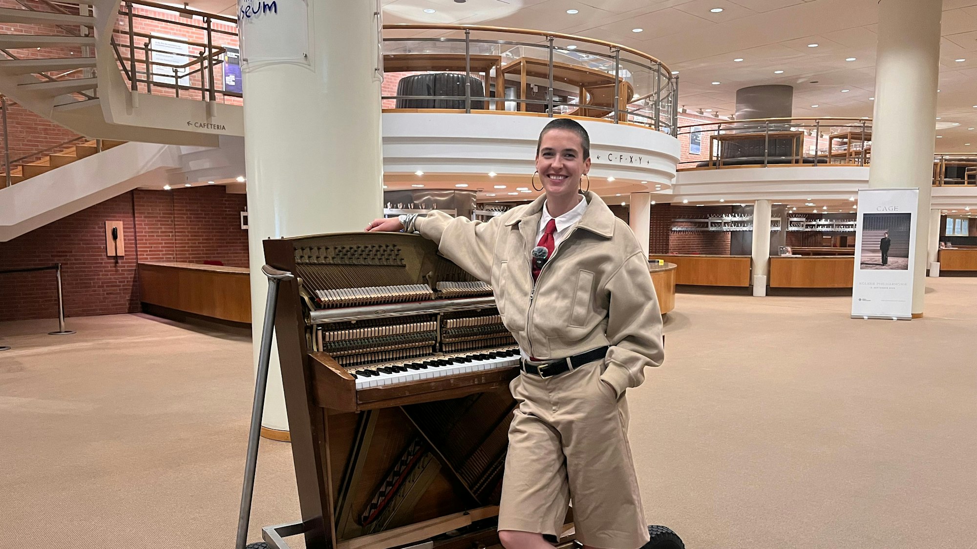 Die Sängerin Cage im Foyer der Kölner Philharmonie