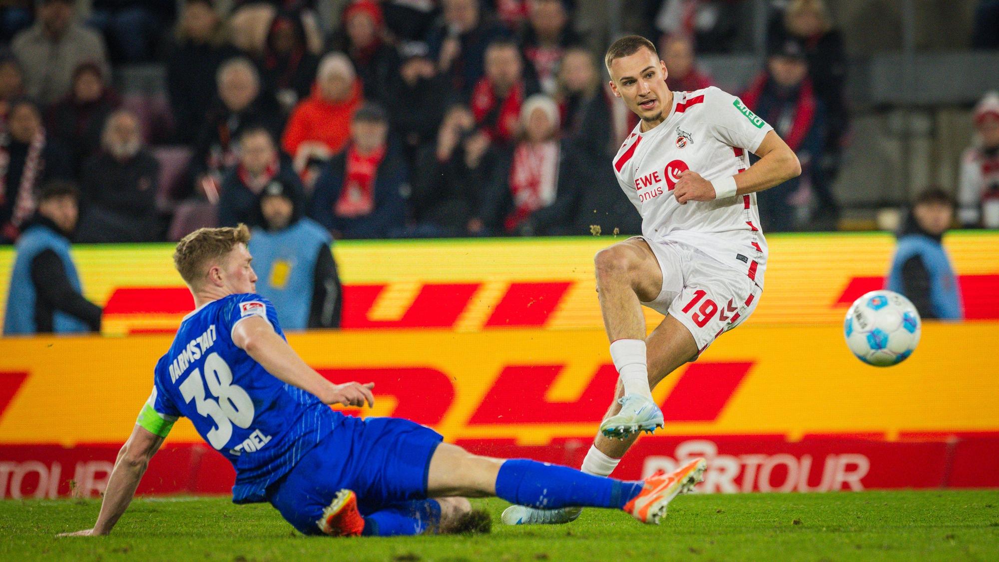 Grätsche gegen FC-Abgänger Tim Lemperle: Clemens Riedel (l.) könnte den FC im Sommer verstärken.