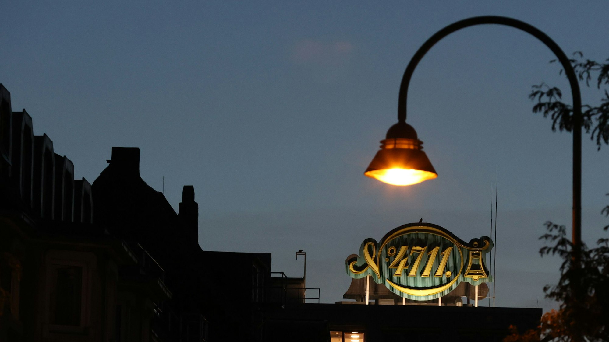 01.08.2022
Köln:
Straßenlaternen/Straßenbeleuchtung und Ampeln am Abend in der Dämmerung. Energiesparpotentiale in der kommunalen Verwaltung. Deutschland muss Strom und Gas sparen.
Venloer Straße mit 4711 Logo
Foto:Martina Goyert