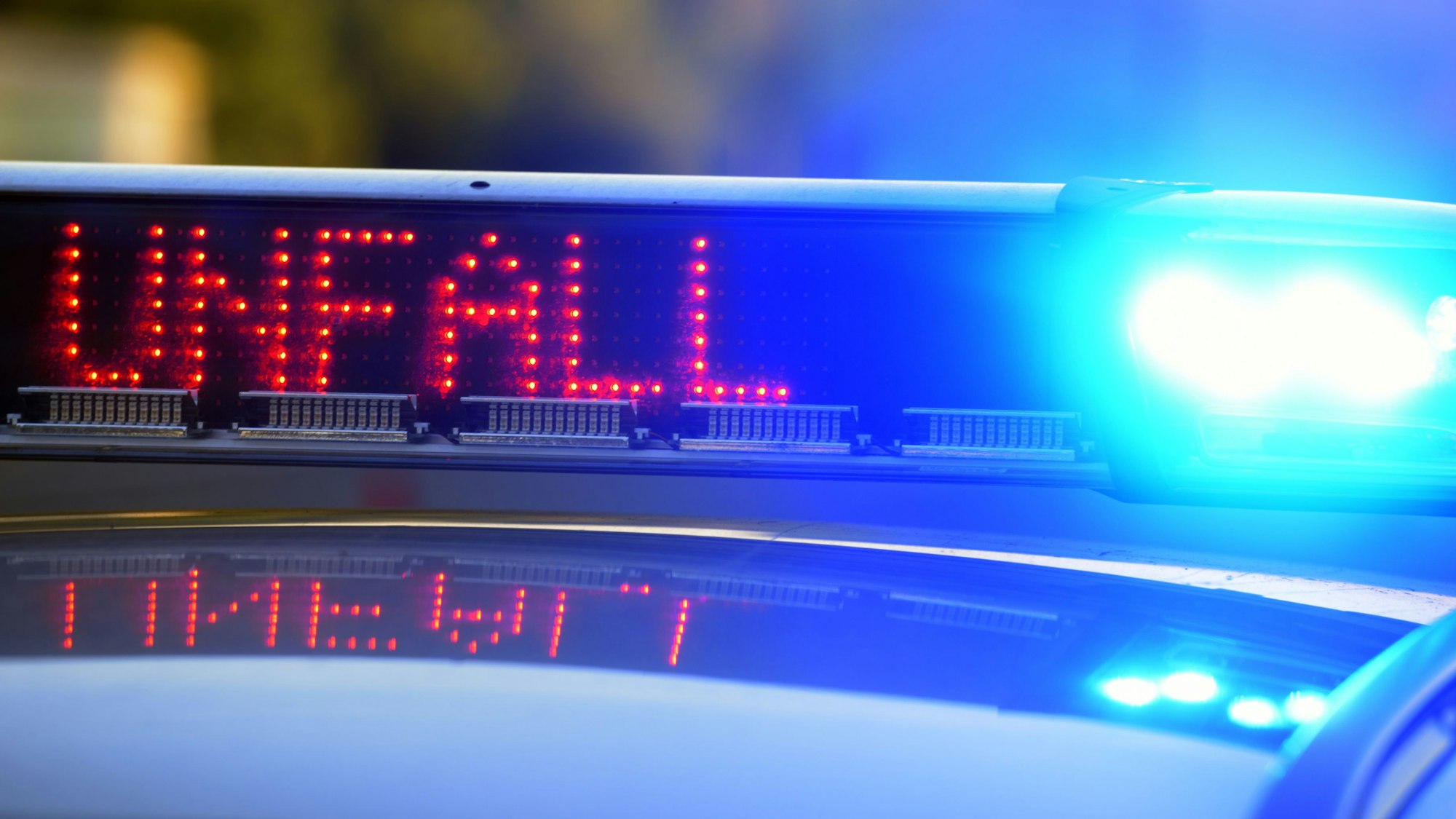 Ein Polizeiauto steht an einer Unfallstelle.