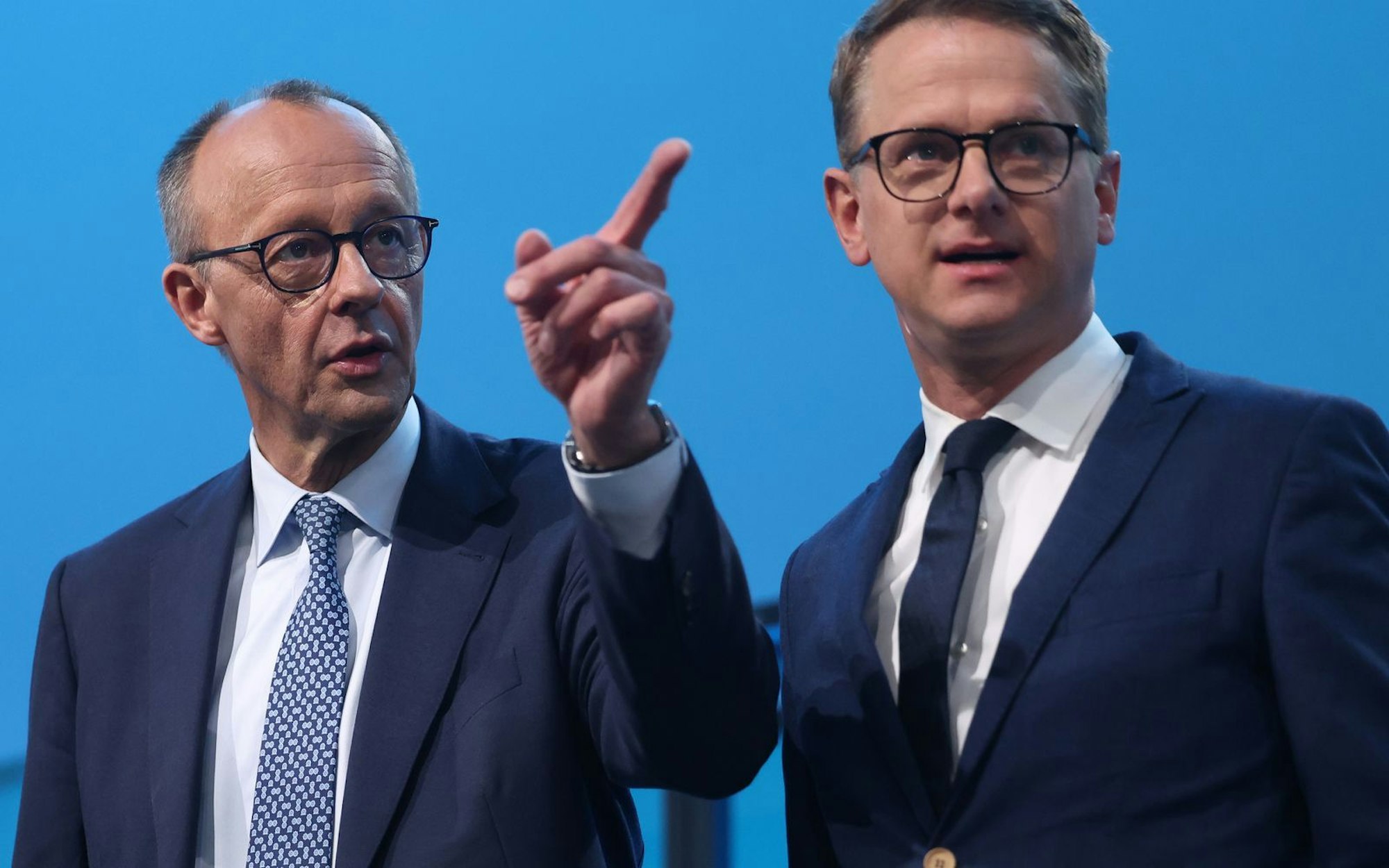 Der neue Bundeskanzler Friedrich Merz (links), hier mit CDU-Generalsekretär Carsten Linnemann, kann die deutsche Bevölkerung bislang noch nicht vollends überzeugen. (Bild: 2025 Getty Images/Sean Gallup)