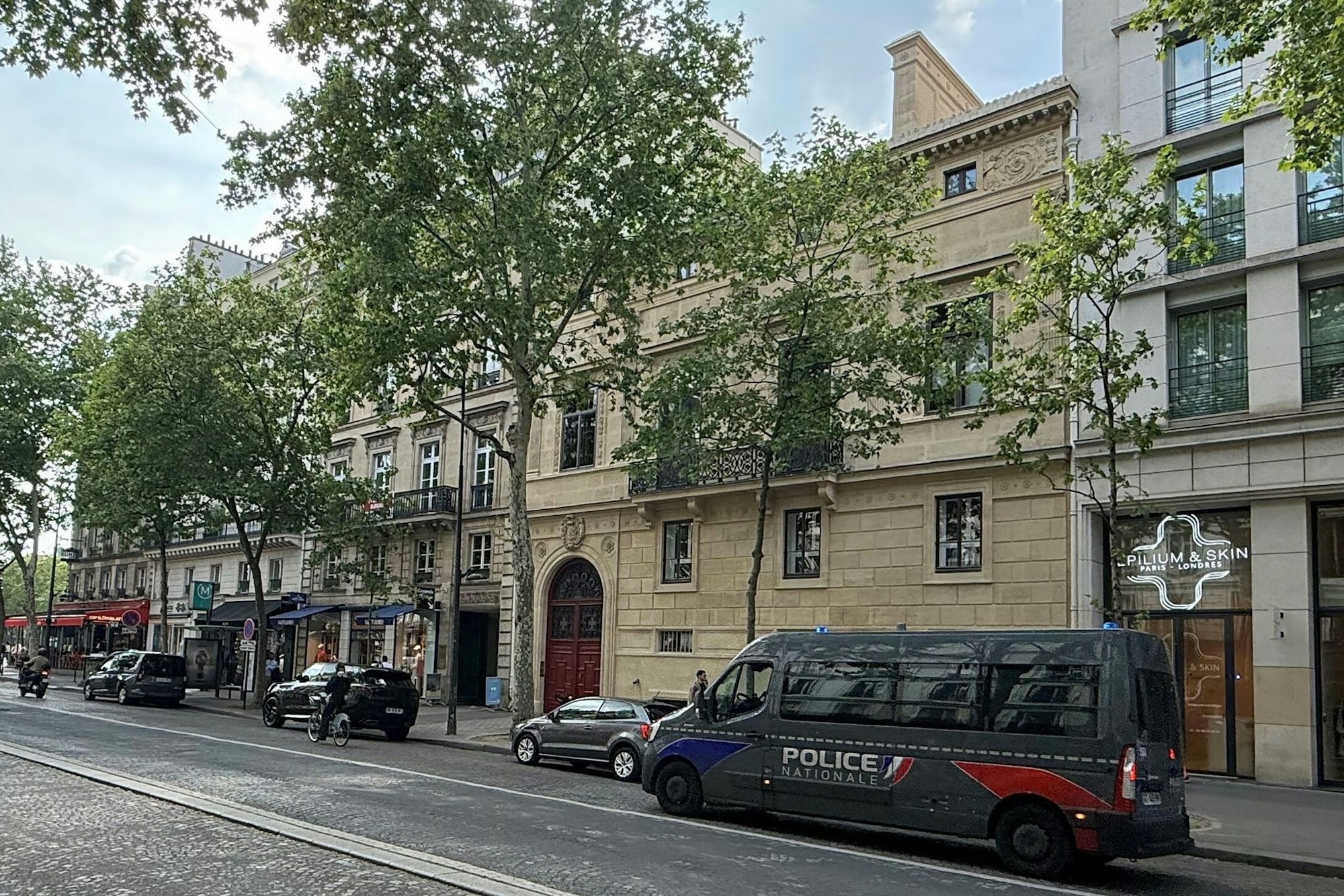 Die Täter waren damals als Polizisten verkleidet in die Luxusresidenz eingedrungen, in der Kim Kardashian sich aufhielt (Archivbild).
