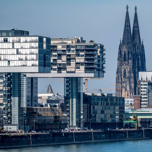 Der Kölner Dom, seit 1996 UNESCO-Weltkulturerbe, wurde von 1248 bis 1880 erbaut. Links die Kranhäuser im Rheinauhafen.