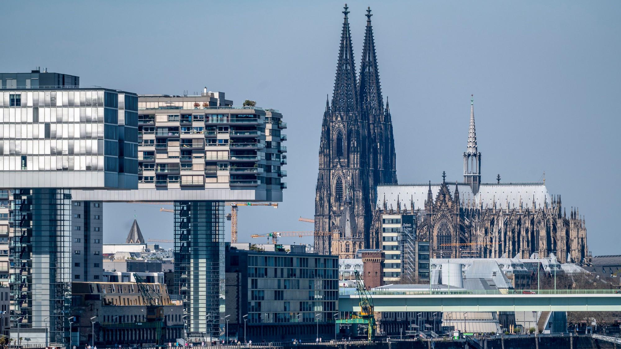 Der Kölner Dom, seit 1996 UNESCO-Weltkulturerbe, wurde von 1248 bis 1880 erbaut. Links die Kranhäuser im Rheinauhafen.