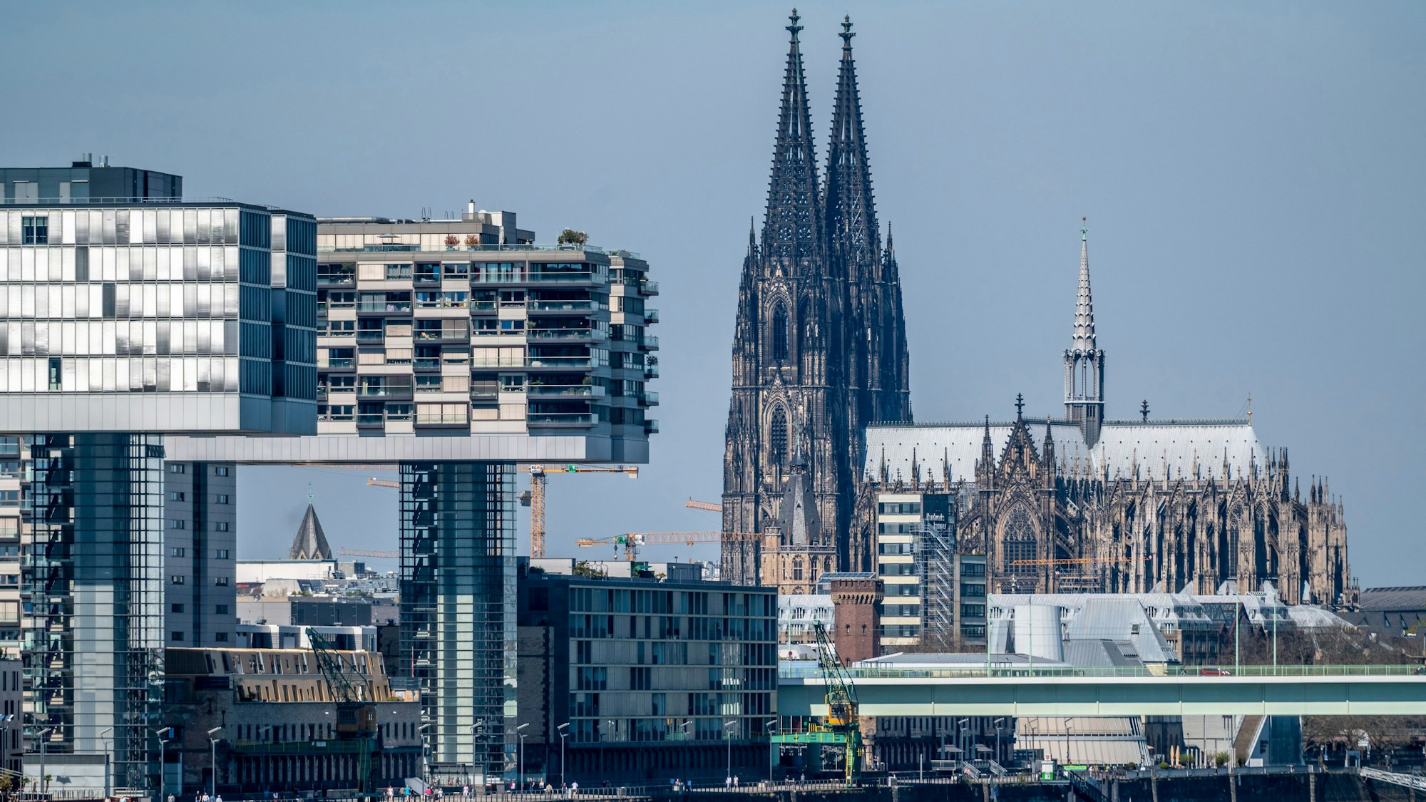 Der Kölner Dom, seit 1996 UNESCO-Weltkulturerbe, wurde von 1248 bis 1880 erbaut. Links die Kranhäuser im Rheinauhafen.