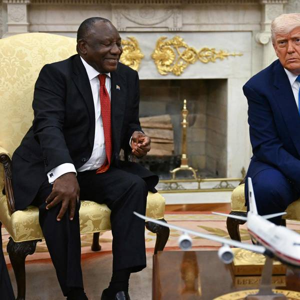 Donald Trump zeigt Bilder von seinem Treffen mit dem südafrikanischen Präsidenten Cyril Ramaphosa im Oval Office des Weißen Hauses in Washington, DC, am 21. Mai 2025.