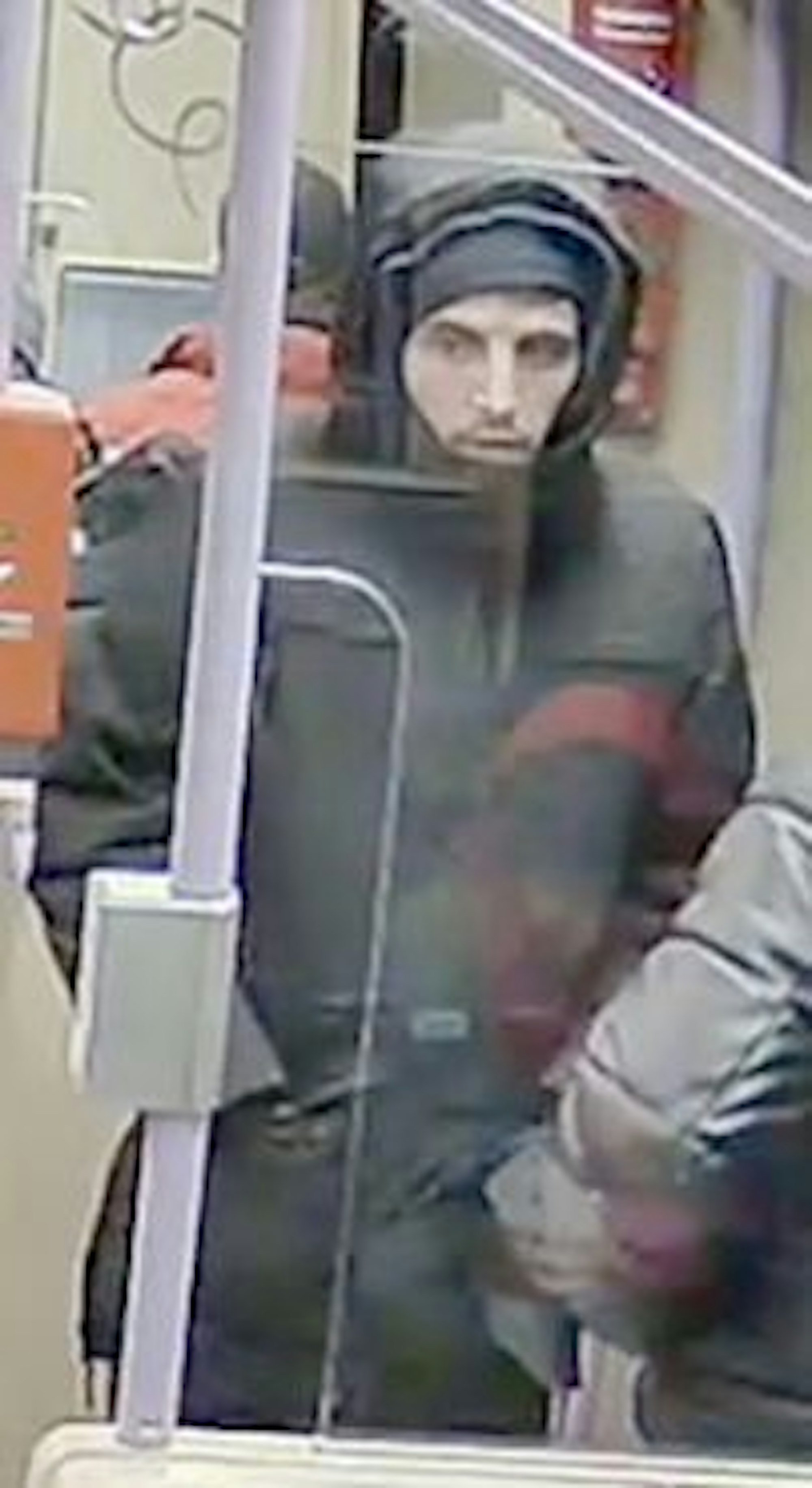 Das Bild zeigt den Tatverdächtigen in der KVB Linie 16.