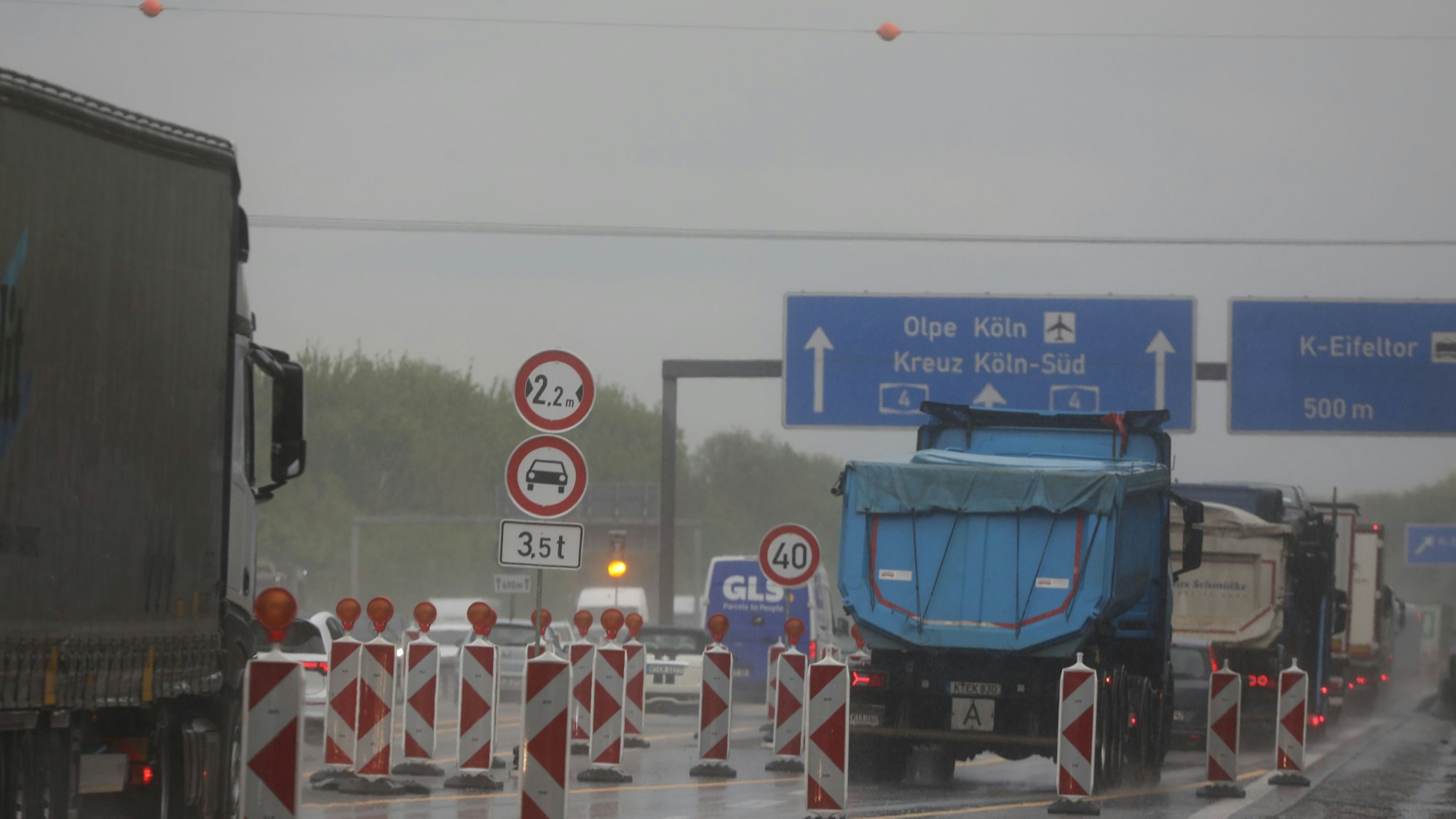 15.04.2025, Köln: Auf der Autobahn A4 zwischen den Anschlussstellen Klettenberg und Eifeltor kommt es seit Anfang April zu deutlichen Verkehrseinschränkungen. Die Brücke über den Güterbahnhof Eifeltor ist marode und muss neu gebaut werden. Vom schlechten Zustand wurde der Betreiber überrascht. Hier in Fahrtrichtung Süden. Foto: Arton Krasniqi