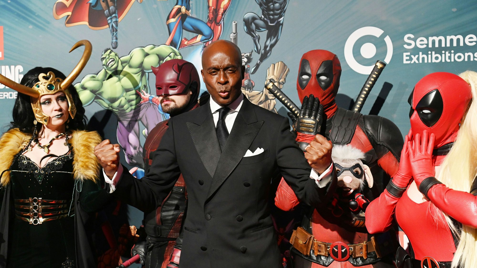 Das Bild zeigt Bruce Darnell bei der Eröffnung der Ausstellung.