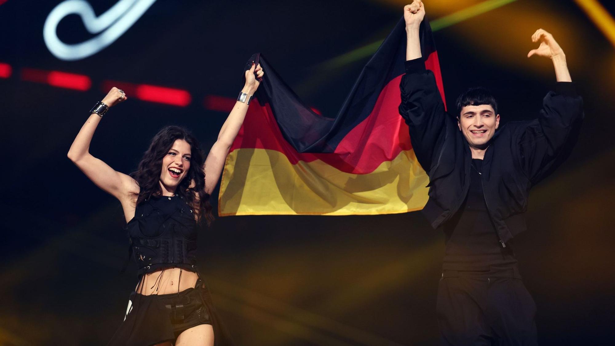 Abor & Tynna laufen mit der deutschen Fahne auf die Bühne.