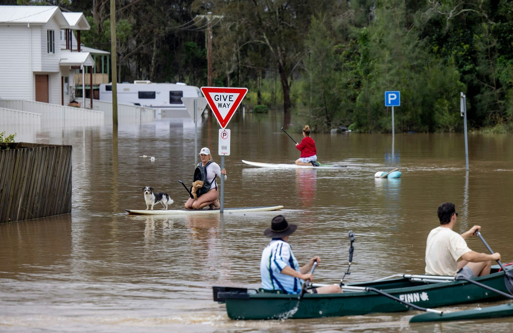 Viele Menschen konnten sich nur noch mit Booten und Paddleboards fortbewegen.