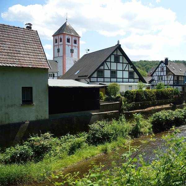 Odenthal mit Kirche und Fachwerkhäusern, im Vordergrund die Dhünn.