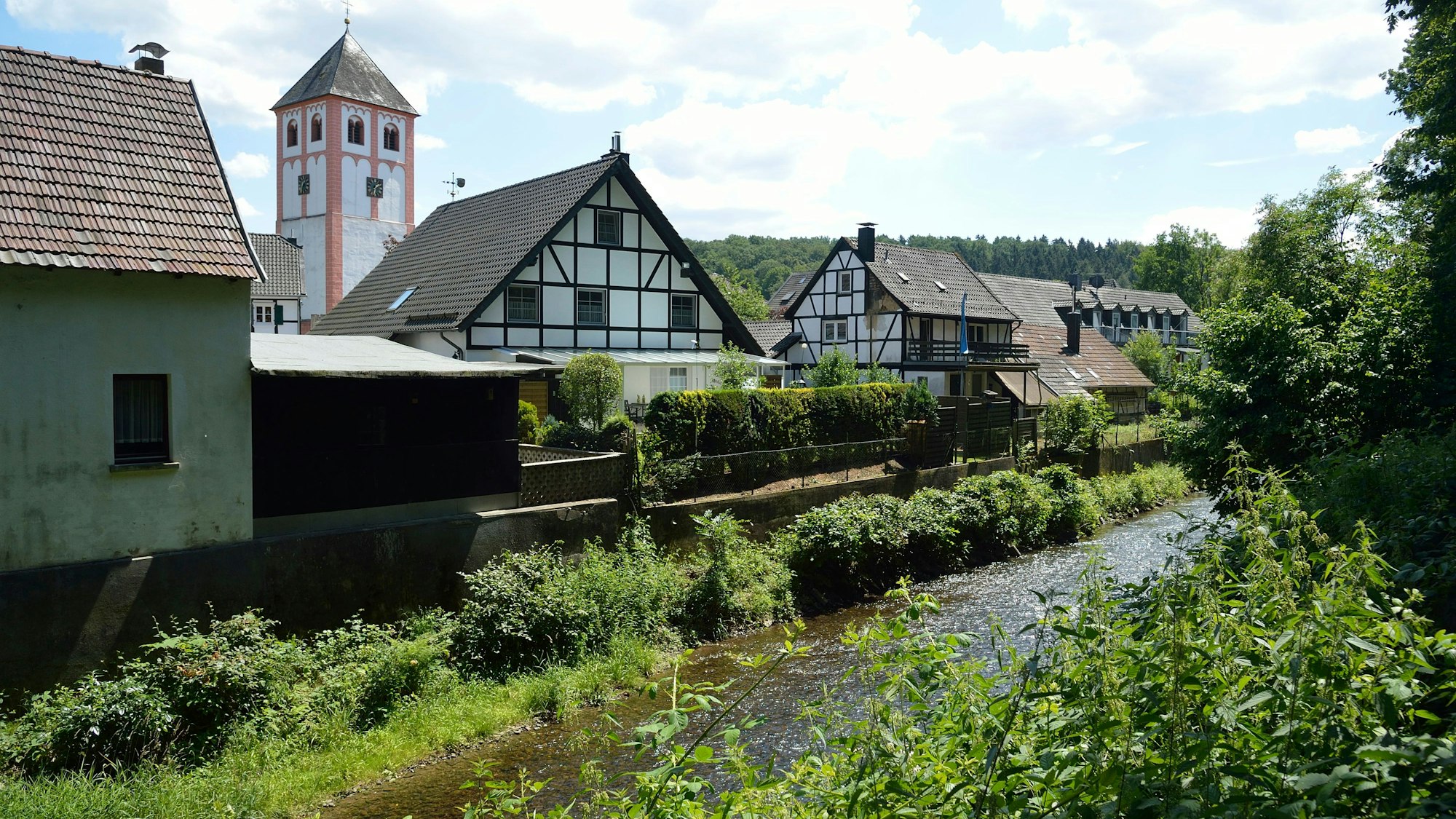 Odenthal mit Kirche und Fachwerkhäusern, im Vordergrund die Dhünn.