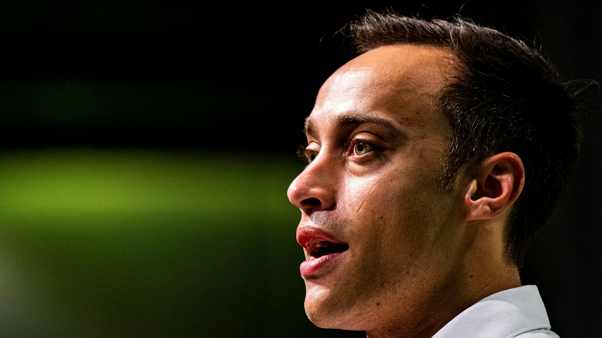 Tim Achtermeyer, Co-Landesvorsitzender der Grünen in Nordrhein-Westfalen, spricht zu den Parteimitgliedern.