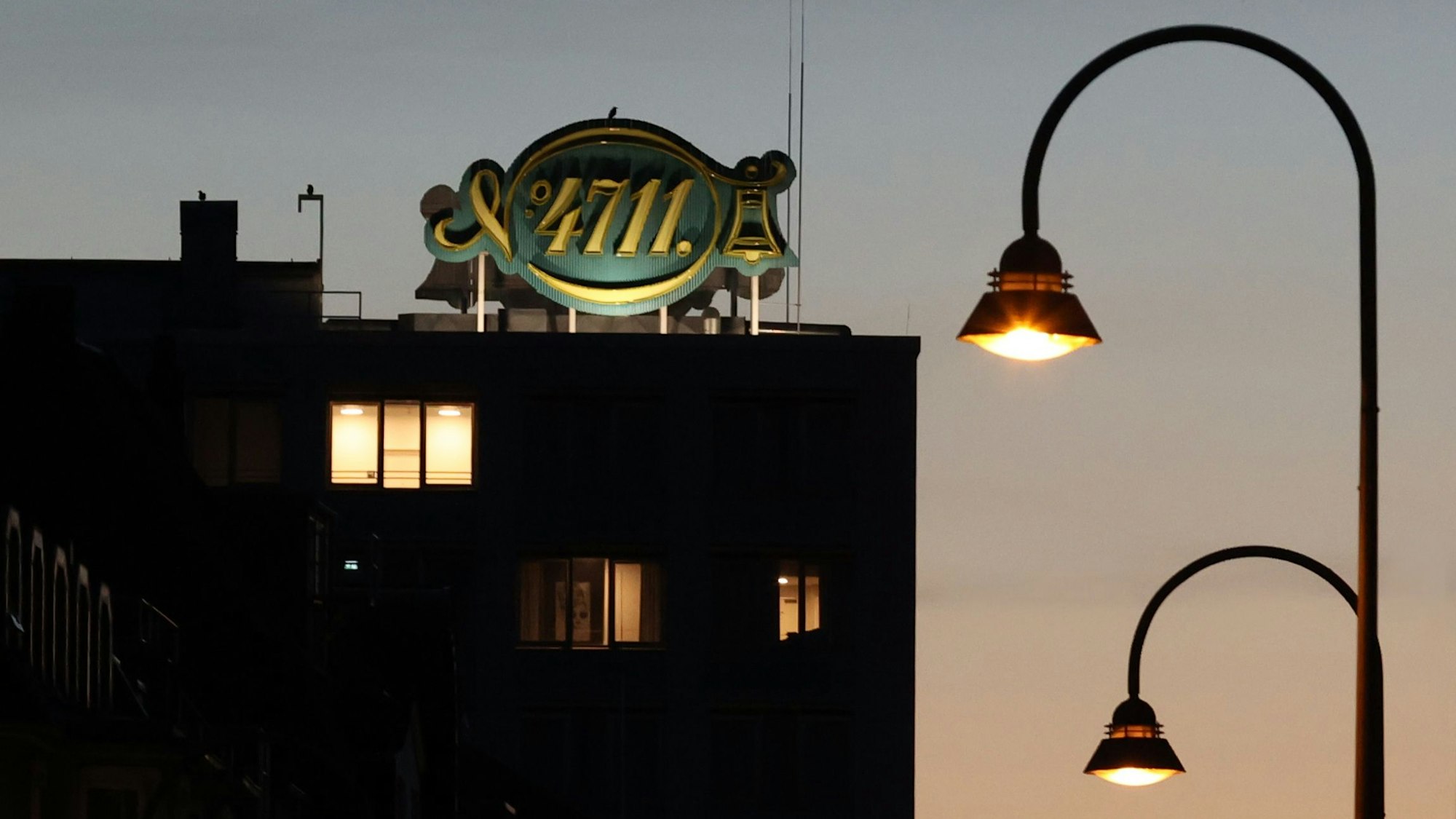 01.08.2022
Köln:
Straßenlaternen/Straßenbeleuchtung und Ampeln am Abend in der Dämmerung. Energiesparpotentiale in der kommunalen Verwaltung. Deutschland muss Strom und Gas sparen.
Venloer Straße mit 4711 Logo
Foto:Martina Goyert