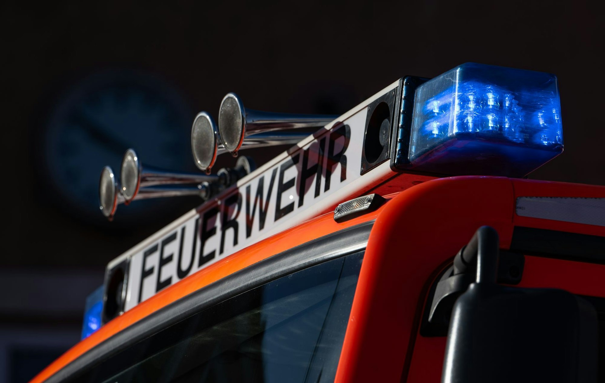 Die Feuerwehr ist noch immer vor Ort und löscht Glutnester. (Symbolbild)