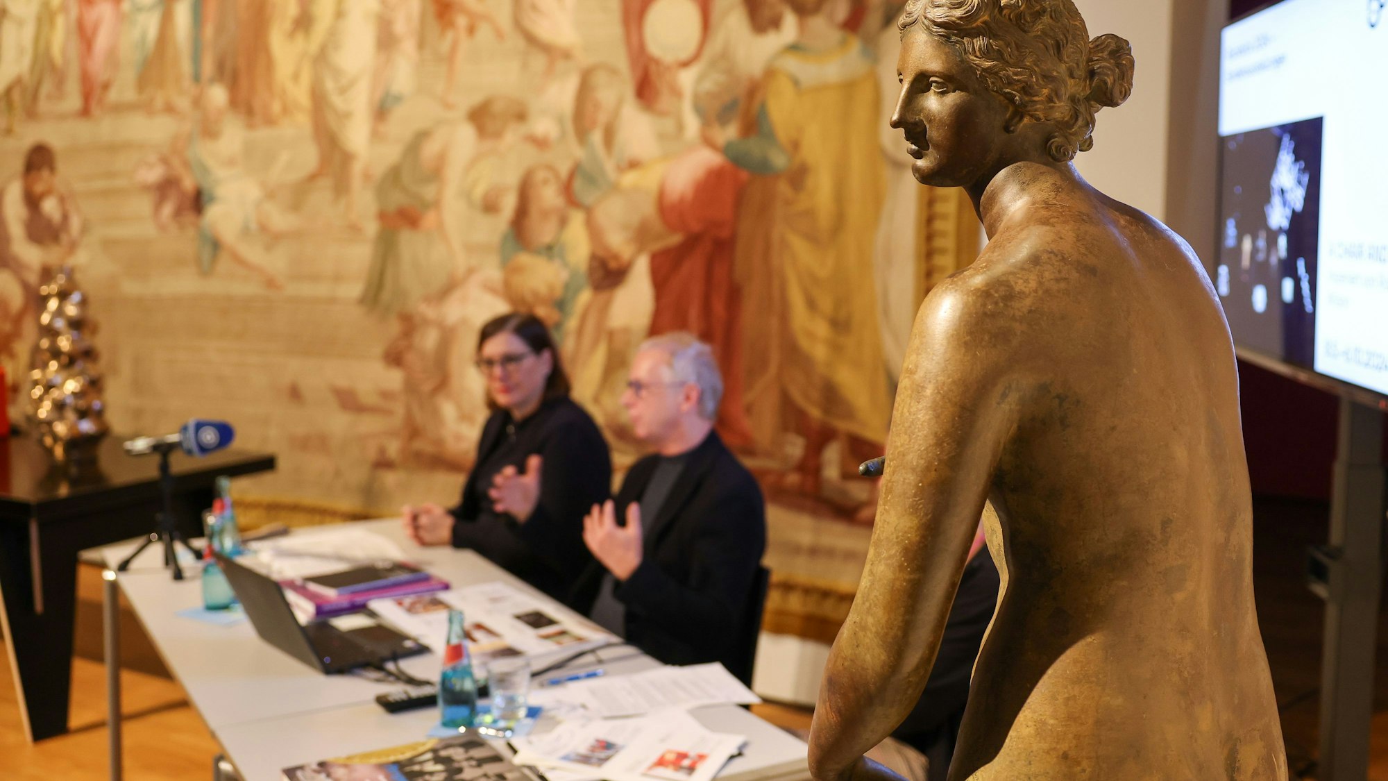 Die Bronzekopie der Venus Medici aus den Uffizien in Florenz steht während der Jahrespressekonferenz im Grassi Museum neben Direktor Olaf Thormann und Skadi Jennicke (Die Linke), Kulturbürgermeisterin der Stadt Leipzig.