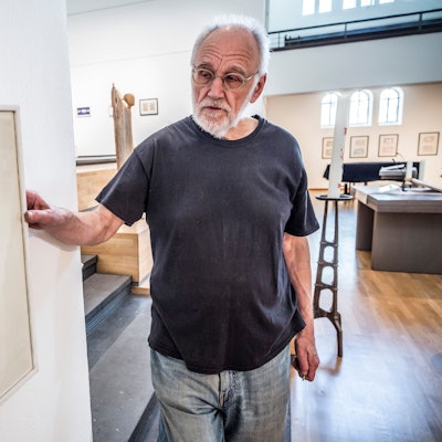 Peter Kaczmareks Ausstellung in der Christuskirche heißt „Urlaubsgrüße vom Hiersein und vom Dasein“.