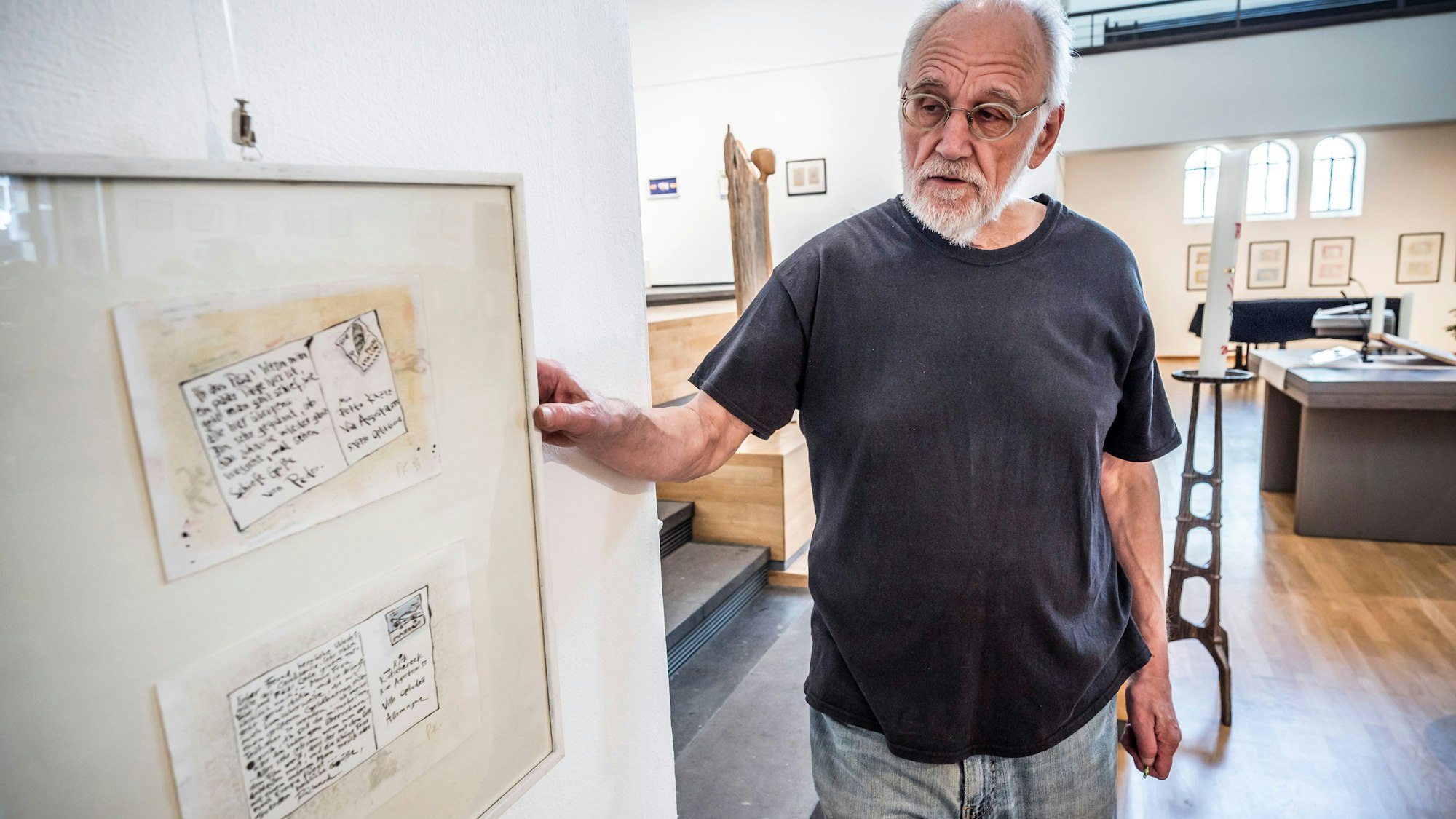 Peter Kaczmareks Ausstellung in der Christuskirche heißt „Urlaubsgrüße vom Hiersein und vom Dasein“.