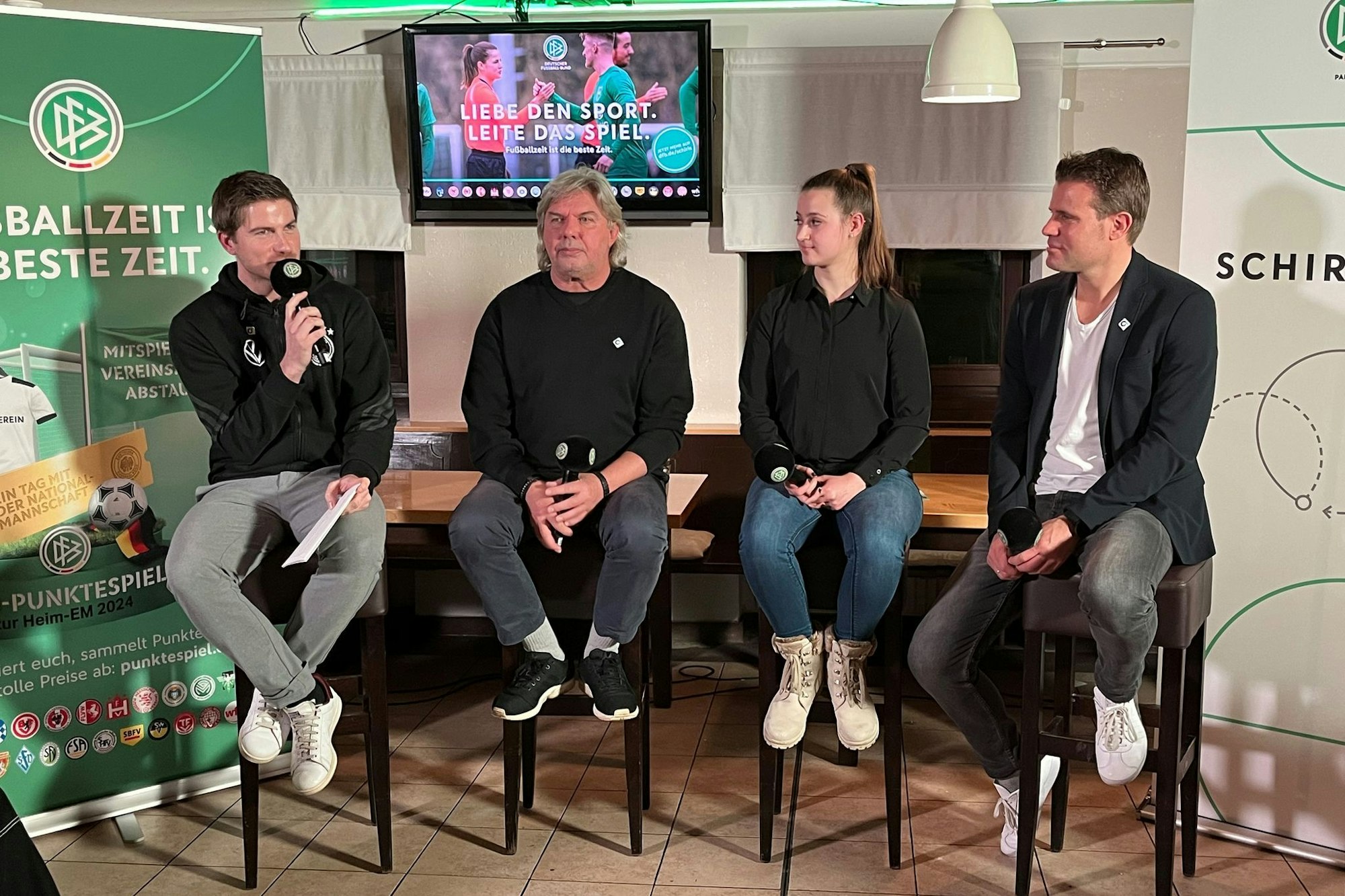 Gefragter Gesprächspartner: Felix Brych (r).