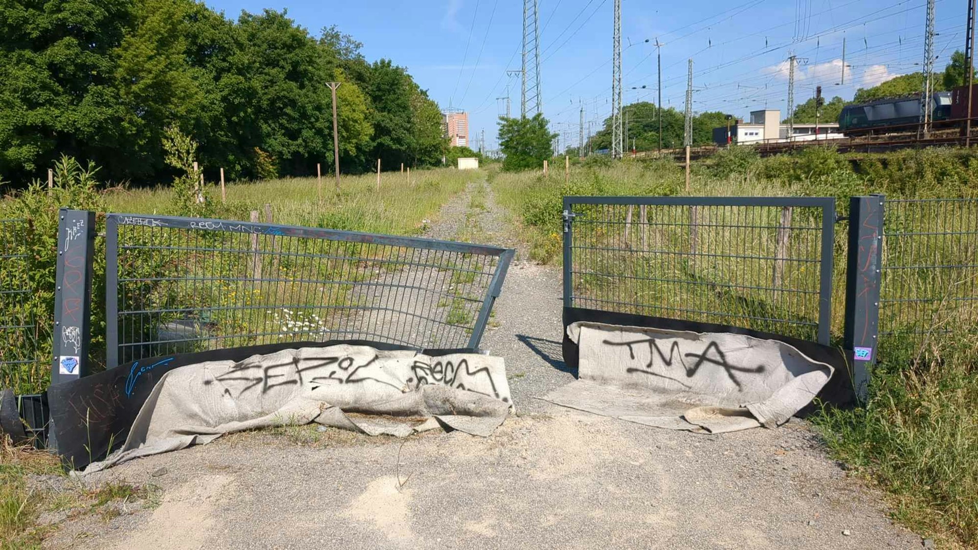 Mit einem Auto haben Unbekannte das Tor gerammt und geöffnet