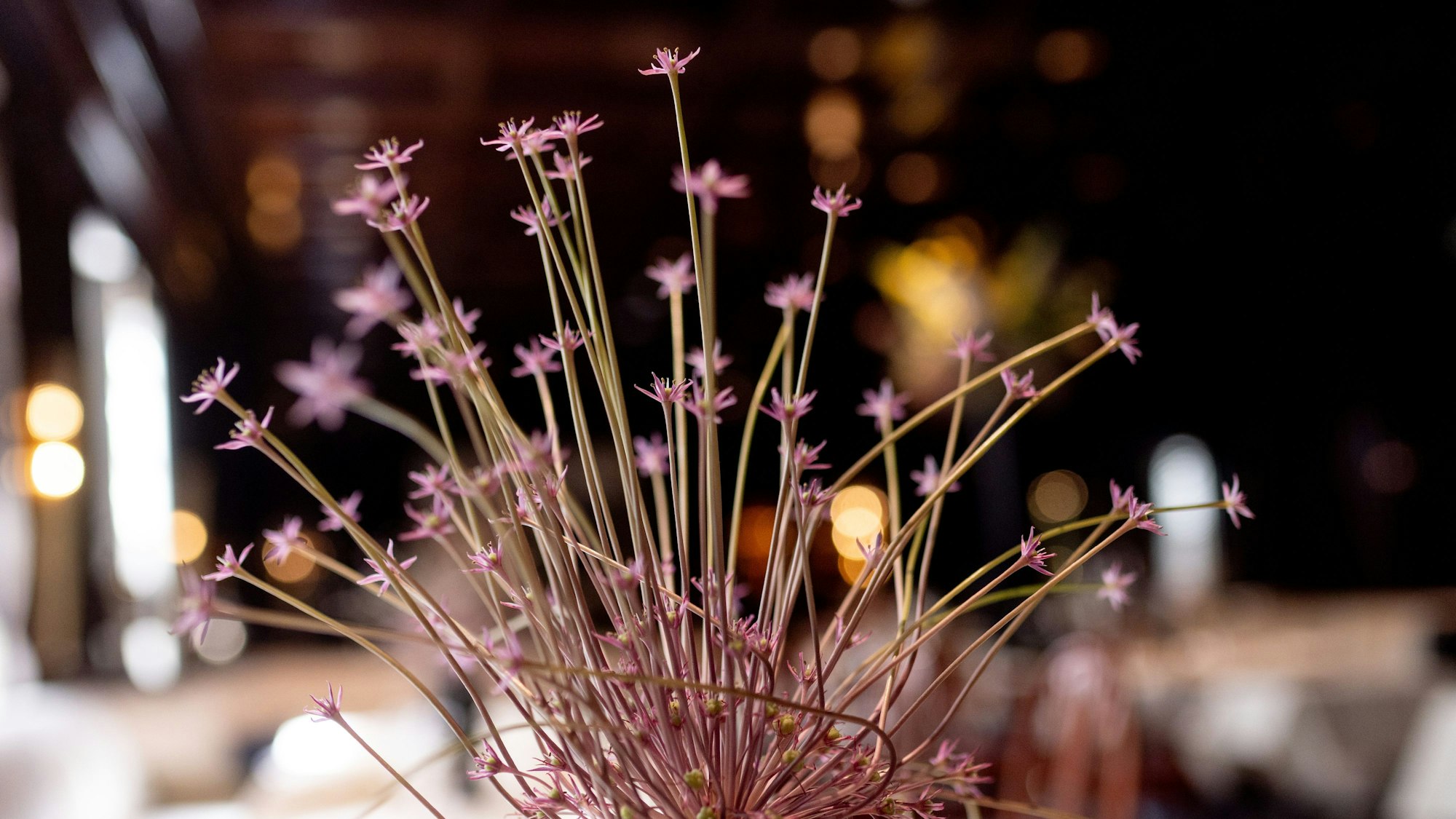 Dekoelement auf einem Tisch ist zu sehen.