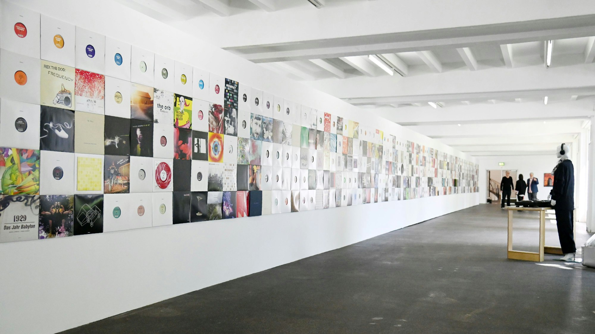 22.05.2025 Köln. Kölner Techno ist jetzt museumsreif: Die neue Ausstellung im Kölnischen Kunstverein widmet sich dem weltweit erfolgreichen Kölner Label Kompakt und seiner Ästhetik. Foto: Alexander Schwaiger