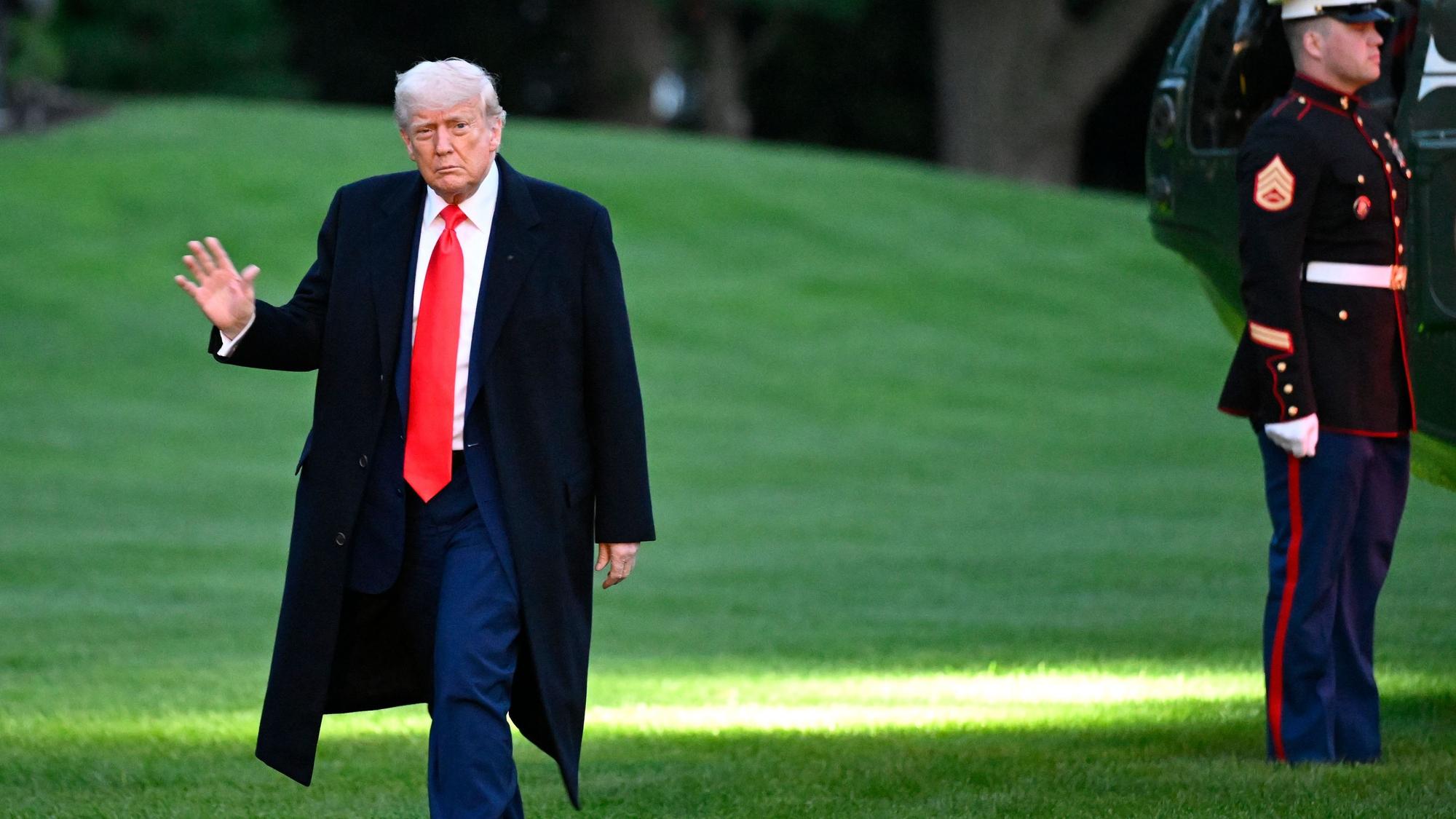 Donald Trump trifft auf dem Südrasen des Weißen Hauses ein, nachdem er an einem Krypto-Dinner im Trump National Golf Club Washington DC teilgenommen hat.