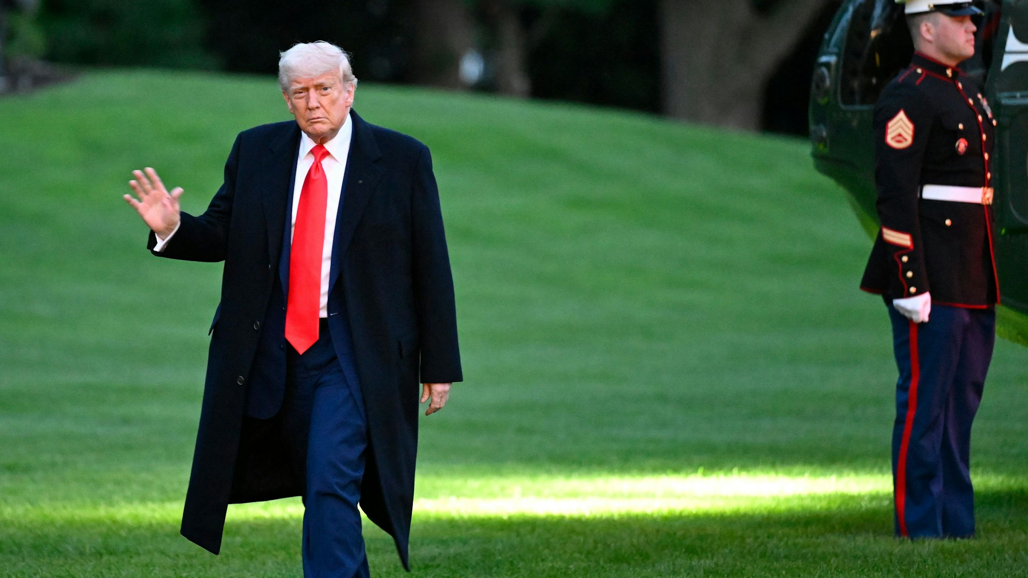 Donald Trump trifft auf dem Südrasen des Weißen Hauses ein, nachdem er an einem Krypto-Dinner im Trump National Golf Club Washington DC teilgenommen hat.