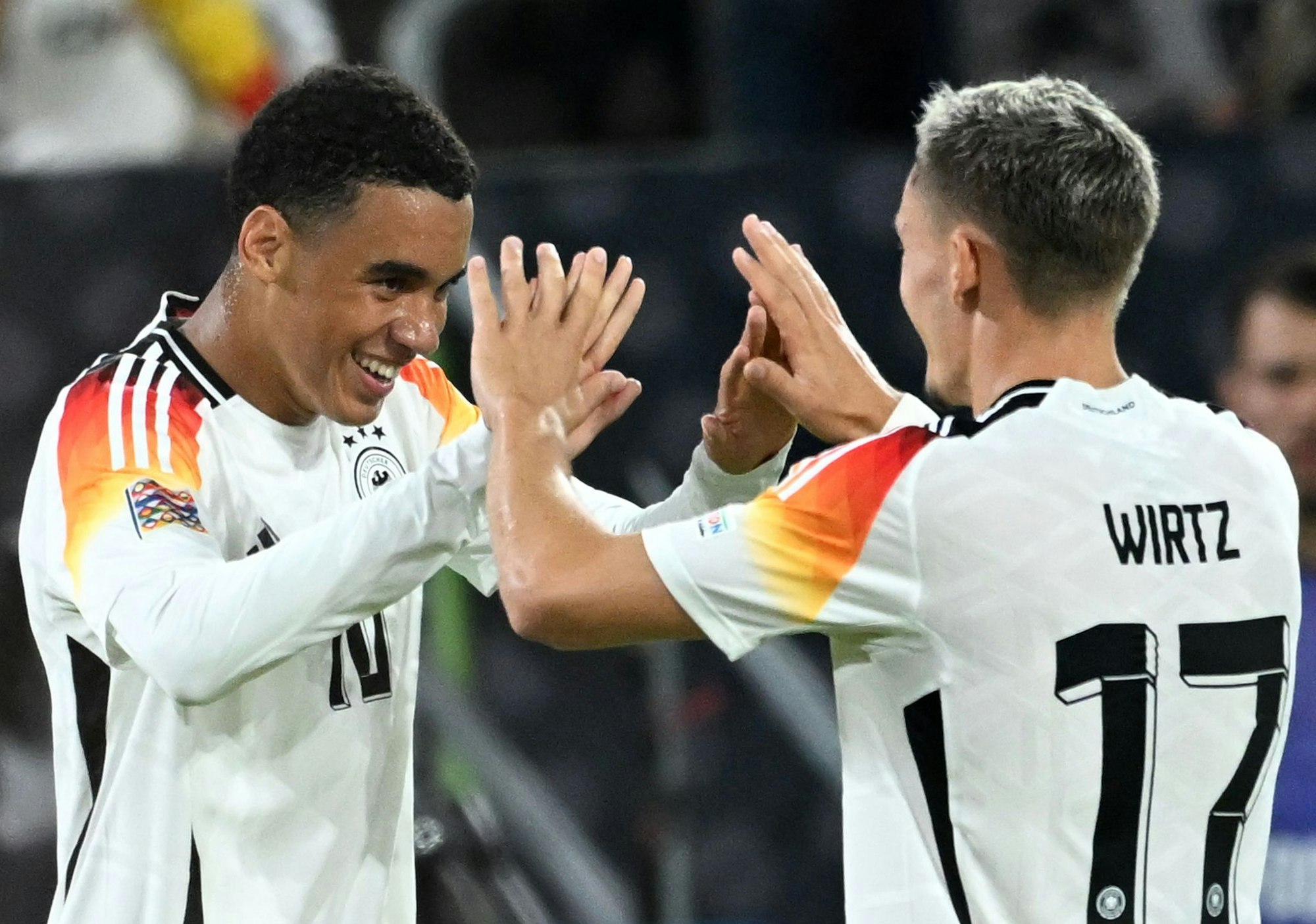 Die Spiele der Fußball-WM 2026, für die sich die DFB-Stars Jamal Musiala und Florian Wirtz qualifizieren wollen, werden bei der Telekom zu sehen sein.