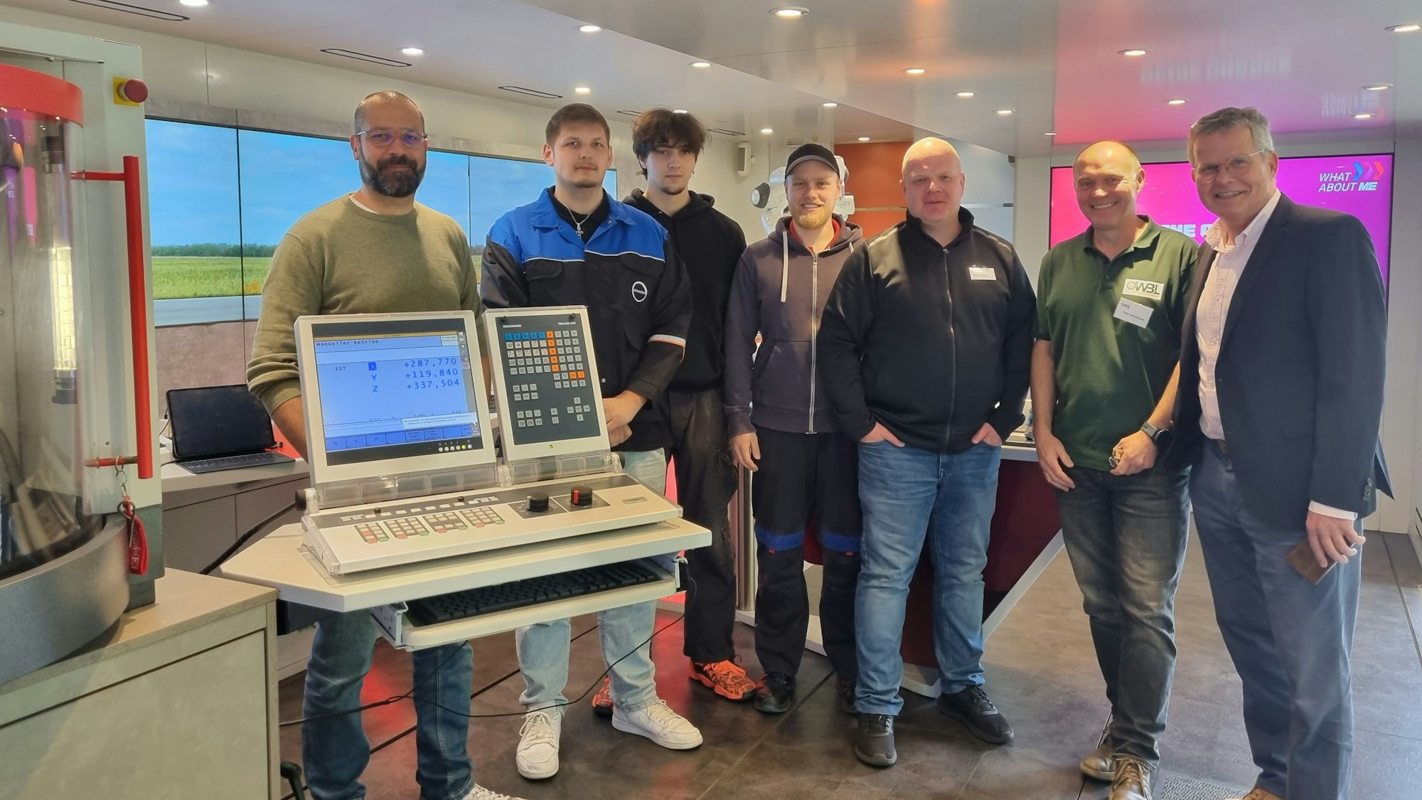 Organisatoren, Ausstellende und Auszubildende im Infotruck der Metall- und Elektro-Industrie.