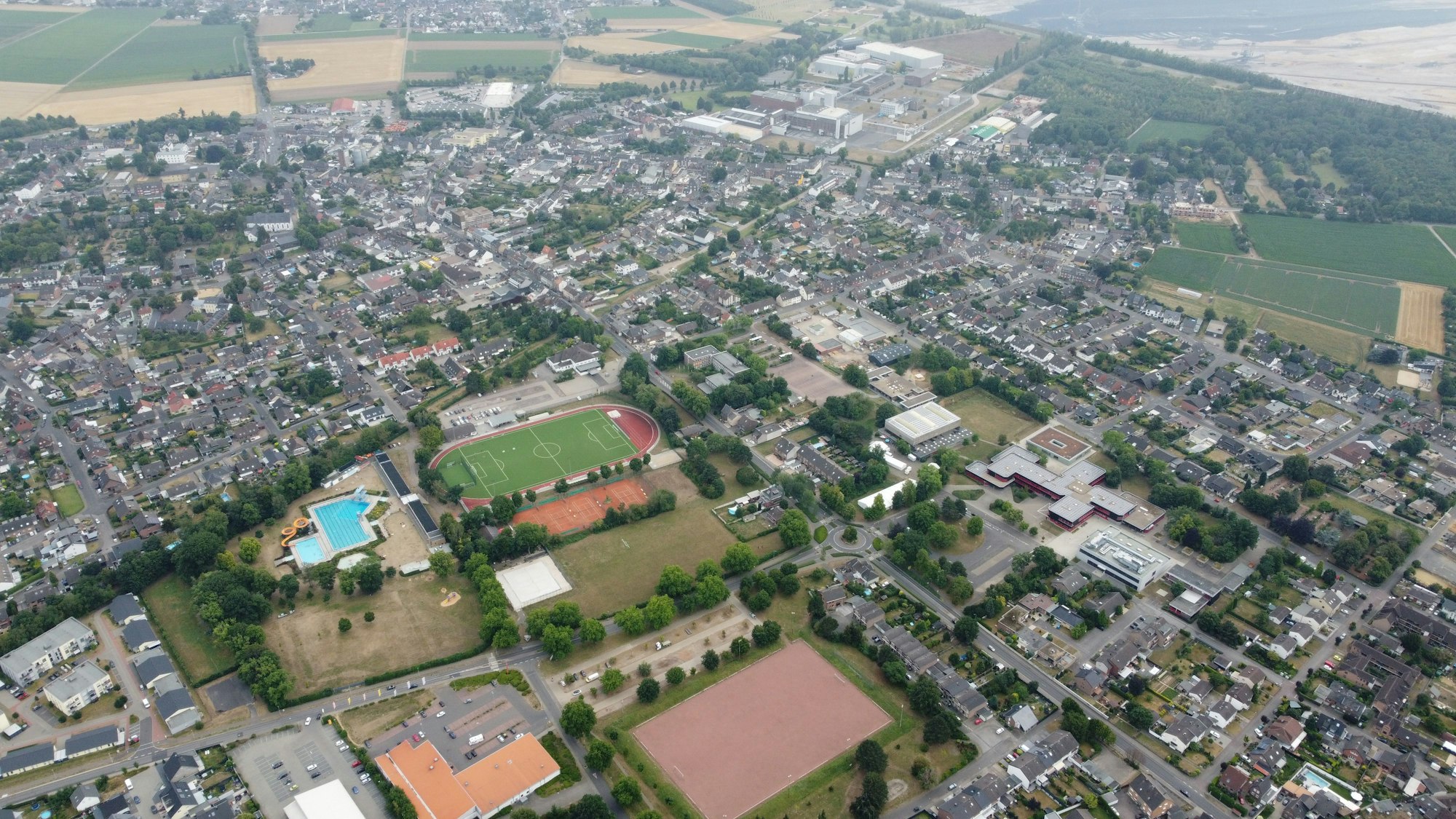 Auf dem Foto ist die Stadt Elsdorf aus der Vogelperspektive zu sehen.