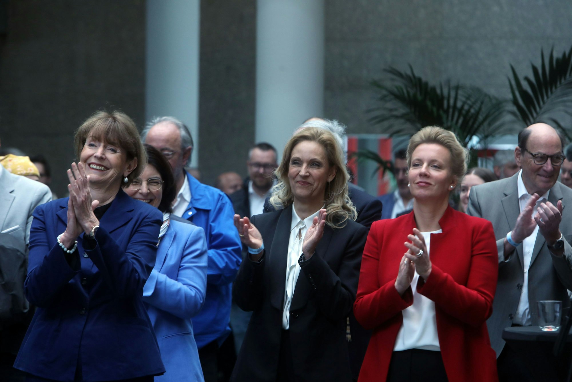 Oberbürgermeisterin Henriette Reker, Direktorin des Landschaftsverbandes Rheinland Ulrike Lubek und die Ministerin für Kultur und Wissenschaft des Landes Nordrhein-Westfalen Ina Brandes (v.l.) beim Richtfest des Jüdischen Museums.