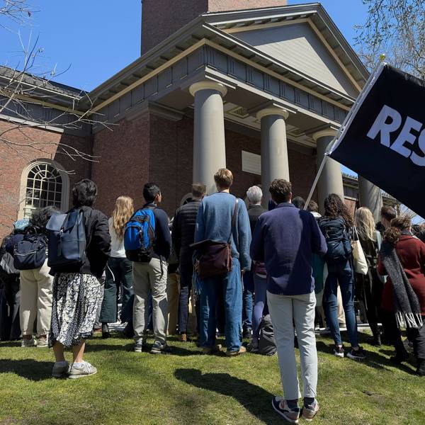 Cambridge: Studenten, Dozenten und Mitglieder der Harvard-Universität versammeln sich zu einem Protest in Cambridge, zu sehen ein Schild mit der Aufschrift "Resist".