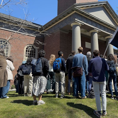 Cambridge: Studenten, Dozenten und Mitglieder der Harvard-Universität versammeln sich zu einem Protest in Cambridge, zu sehen ein Schild mit der Aufschrift "Resist".