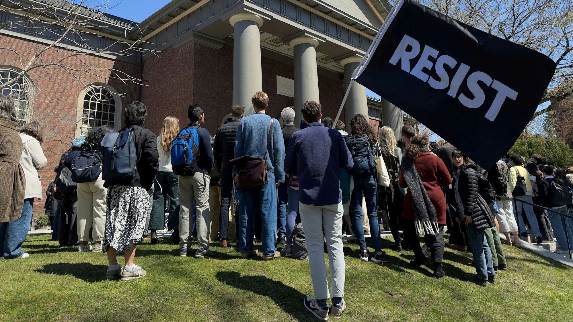 Cambridge: Studenten, Dozenten und Mitglieder der Harvard-Universität versammeln sich zu einem Protest in Cambridge, zu sehen ein Schild mit der Aufschrift "Resist".